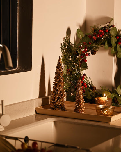 RM ROOMERS Christmas Tree Figurines, 2Pcs Christmas Trees Resin Distressed Gold Table Top, Small Xmas Tree Figurine Set, Decorative Xmas Trees for Rustic Mantle Centerpieces
