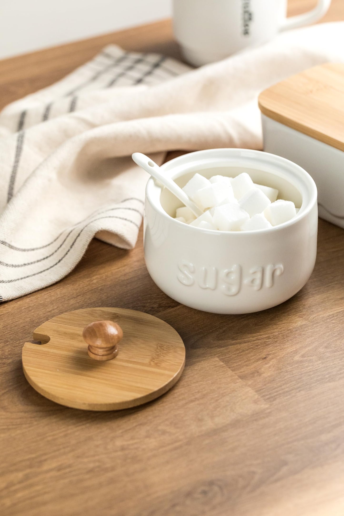 LYEOBOH Sugar Bowl with Lid and Spoon,17 OZ Sugar Jar, Ceramic Jar with Lid, Sugar Container for Coffee Bar, Sugar Bowls for Countertop, Azucarera for Farmhouse Home and Kitchen Accessories, White