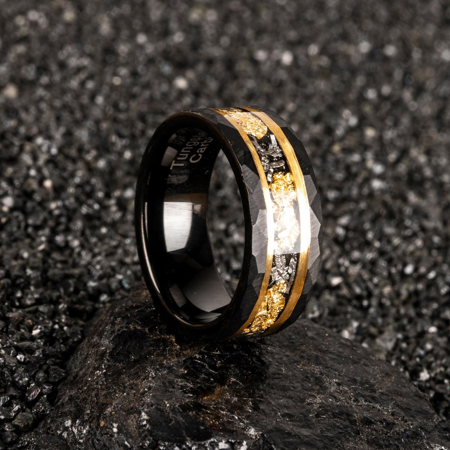 JEWPER 8mm Men Womens Wedding Band Tungsten Rings Gold Black Hammer pattern Fashion Promise Carbide Inlaid Gold Leaf Iron Filings Matte Finish Edge Comfort Fit size(11)