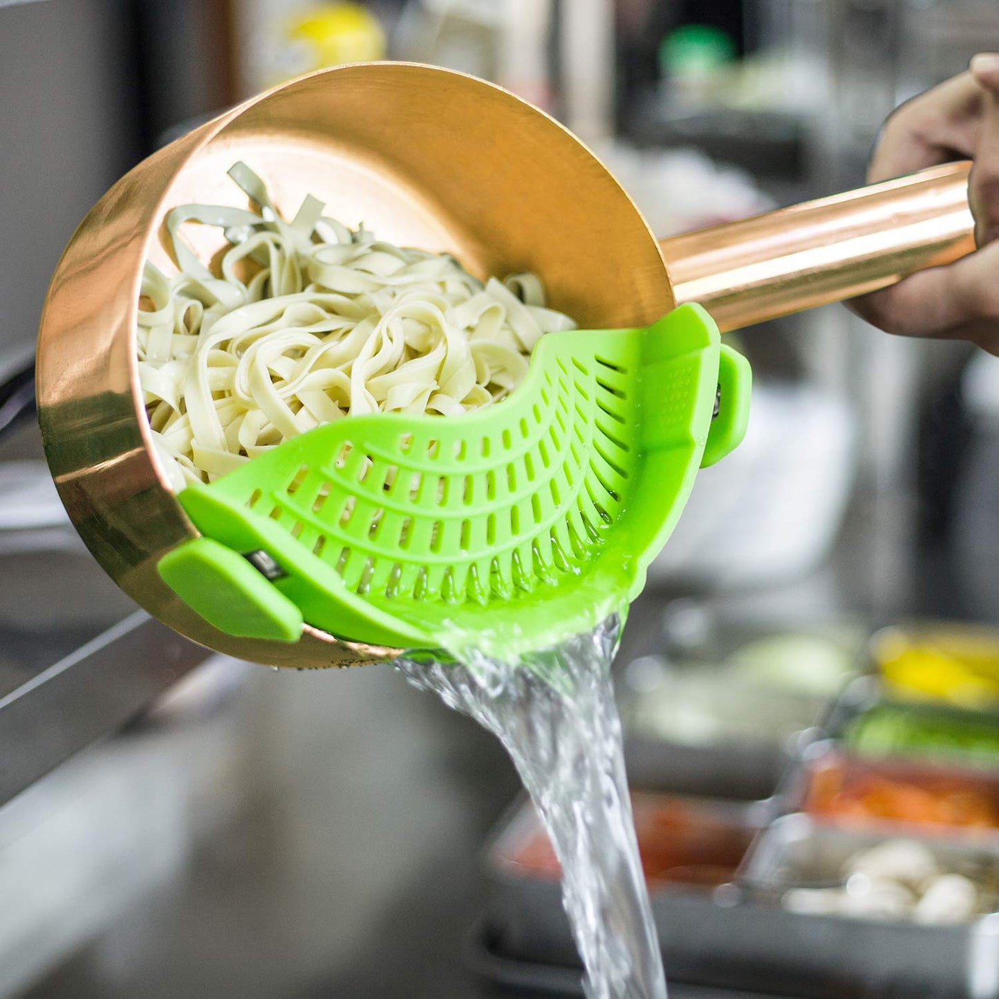 AUOON Clip On Strainer Silicone for All Pots and Pans, Pasta Strainer Clip on Food Strainer for Meat Vegetables Fruit Silicone Kitchen Colander