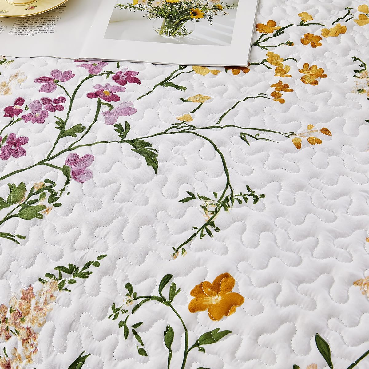 SANOCAY Boho Floral Quilt Set Queen Size 3 Piece Lightweight Summer Bedding Set with 2 Pillow Shams Soft Reversible Microfiber Bedspread Farmhouse Coverlet for All Season (Minimalist Floral, Queen)