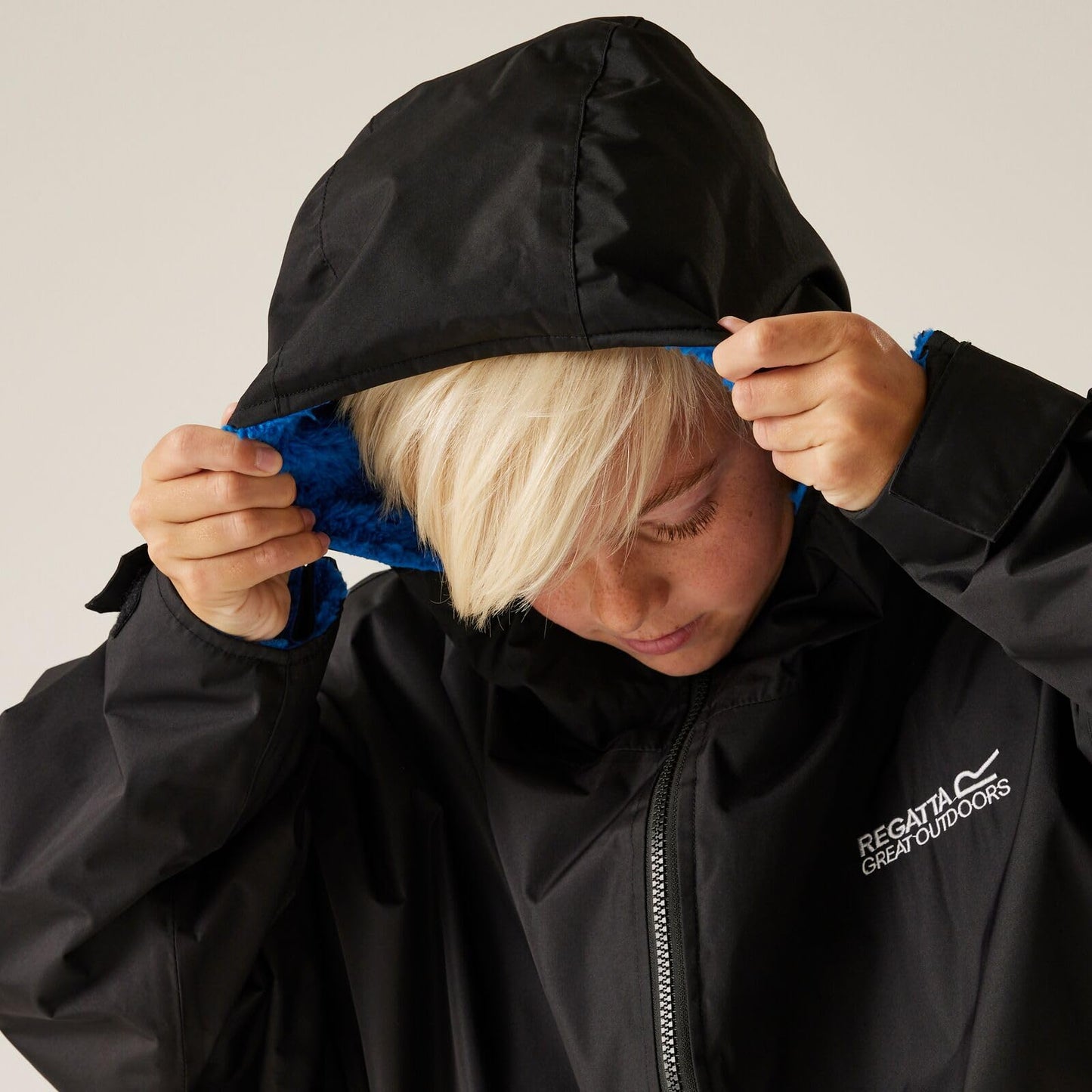 Regatta Kids Junior Waterproof Changing Robe, Borg Lined Changing Robe with Hood - Perfect for Outdoor Water Activities