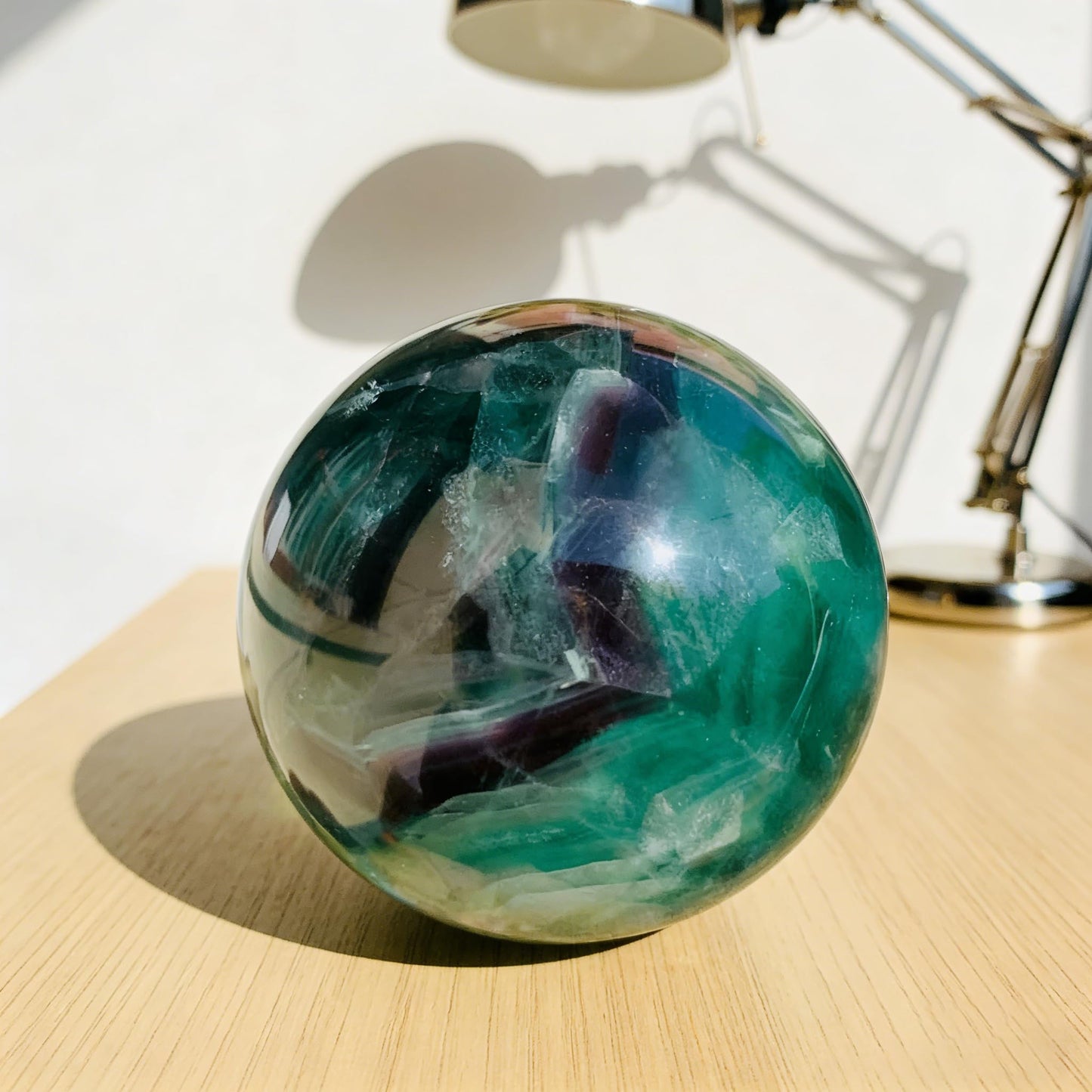 AierCrystal Natural Stone Crystal Sphere Feng Shui Home Decoration Ball Positive Energy Scrying Orb for Meditation Tool for Spiritual Space Purification Globe Diameter5-6cm Fluorite Sphere