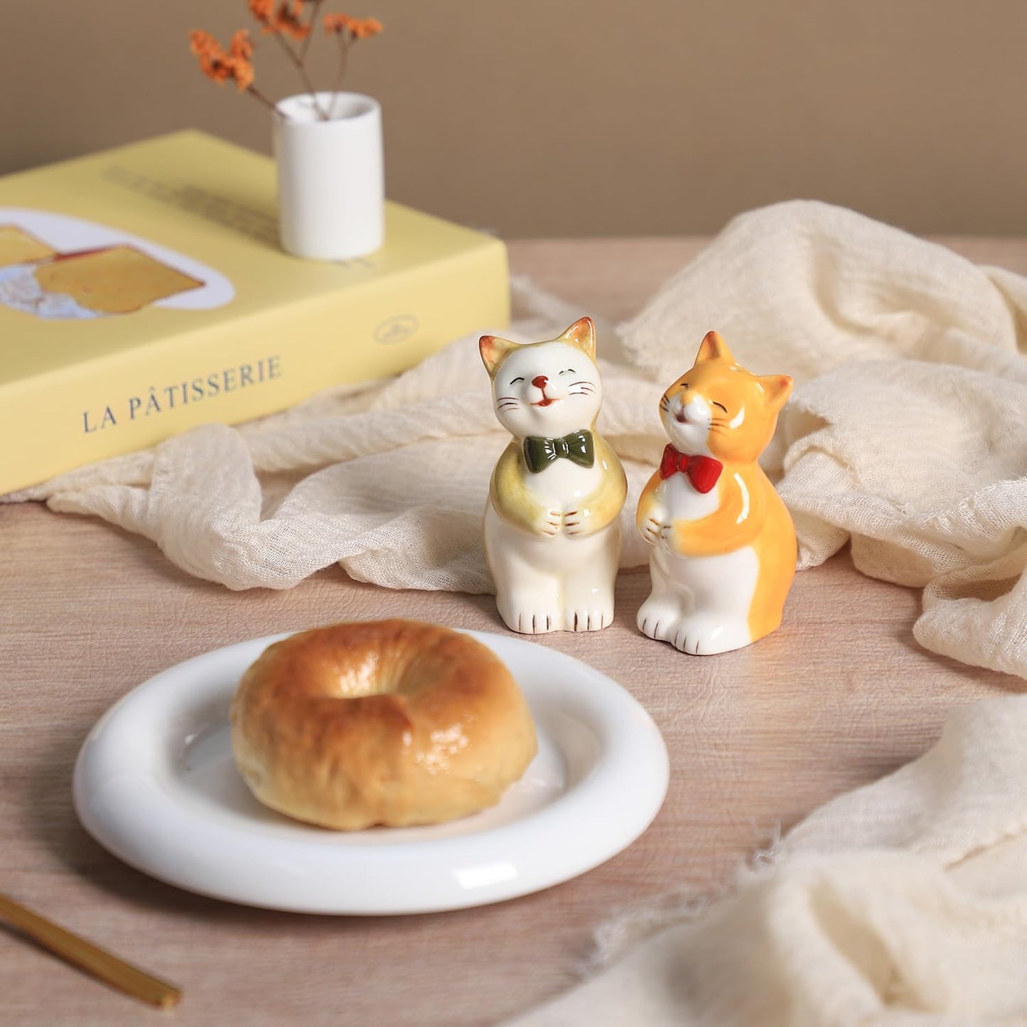 Bicuzat Ceramic Retro Cat Lovers Shape Salt & Pepper Shakers Set, Hand-Painted Cats Salt and Pepper Shakers, 2 PCS Set-Orange