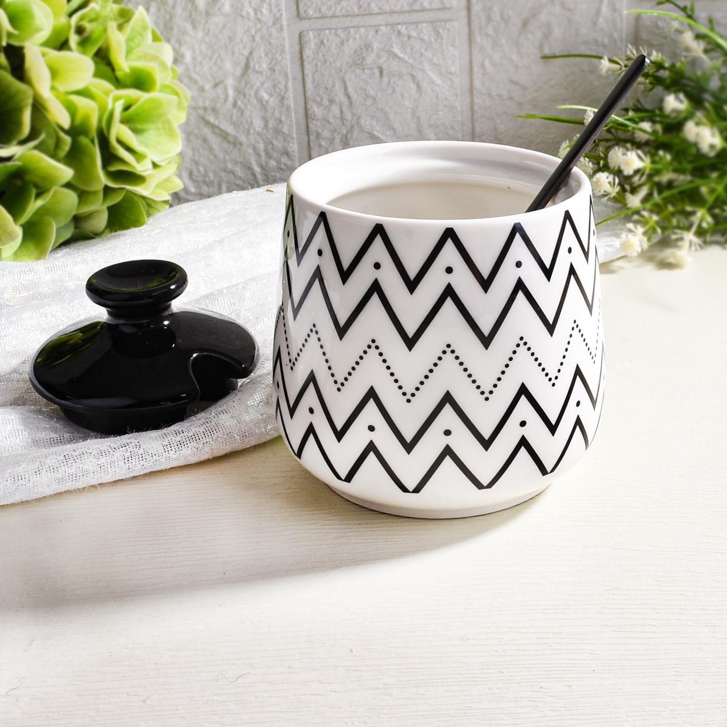 Cerficer Ceramic Sugar Bowl with Lid and Spoon, Decorative Sugar Jar for Coffee Bar, Modern Black Chevron Zigzag Pattern Salt Cellar, Chic Kitchen Storage or Decor