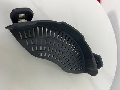 AUOON Clip On Strainer Silicone for All Pots and Pans, Pasta Strainer Clip on Food Strainer for Meat Vegetables Fruit Silicone Kitchen Colander