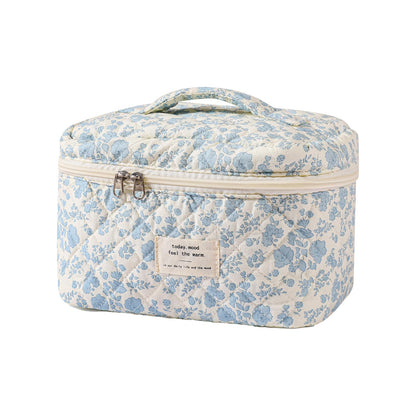 uekeboag Large Travel Quilted Makeup Bag for Women, Floral Cotton Cosmetic Bag, Coquette Aesthetic Floral Toiletry Organizer Bag (01Lithtblue-flower)