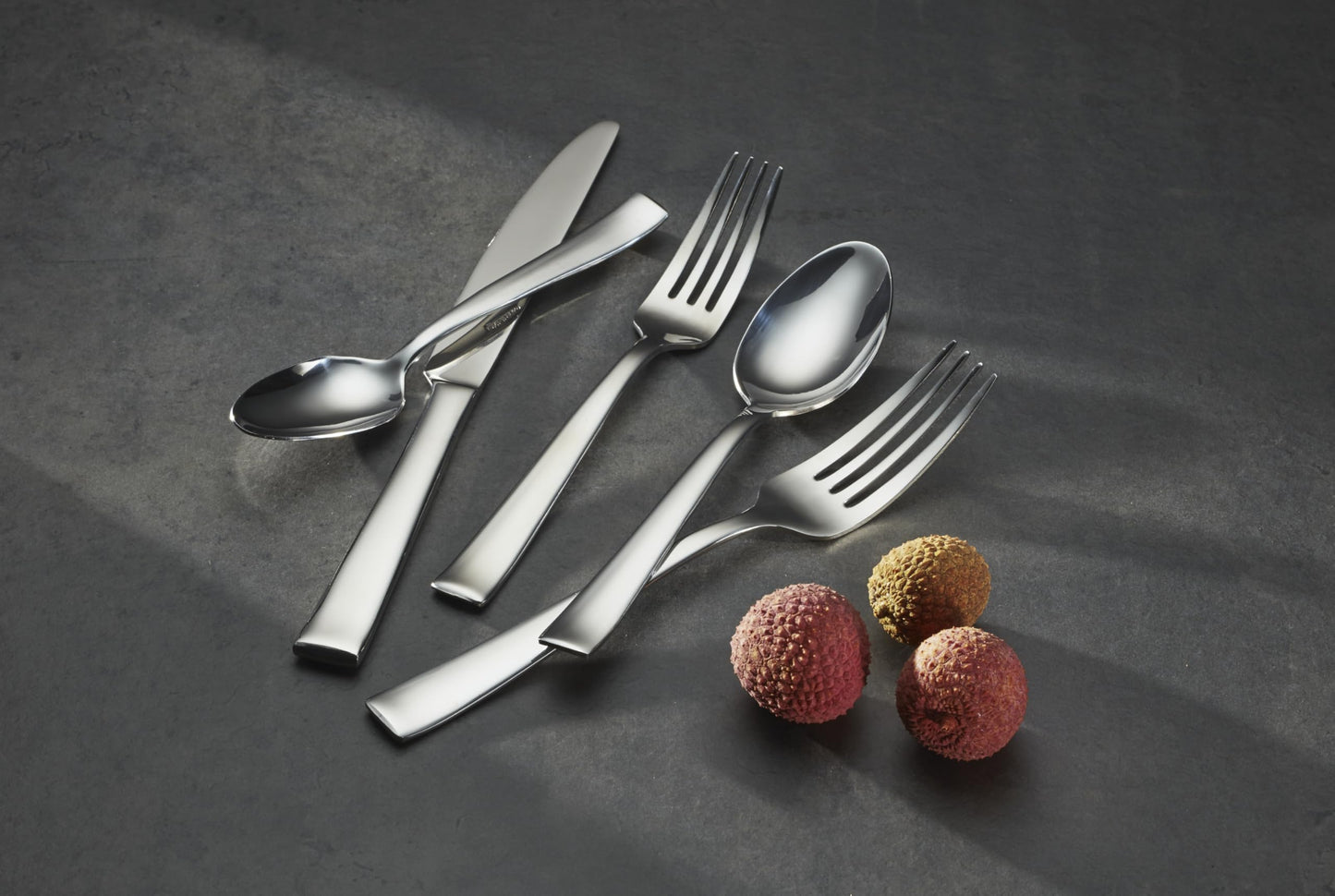 Oneida Silverware Set, Monolith 20-Piece Everyday Flatware Set, Service For 4, 18/0 Stainless Steel, Knives Spoons And Forks Sets, Dishwasher Safe, Home And Kitchen Utensils (Silver, 20 Piece)