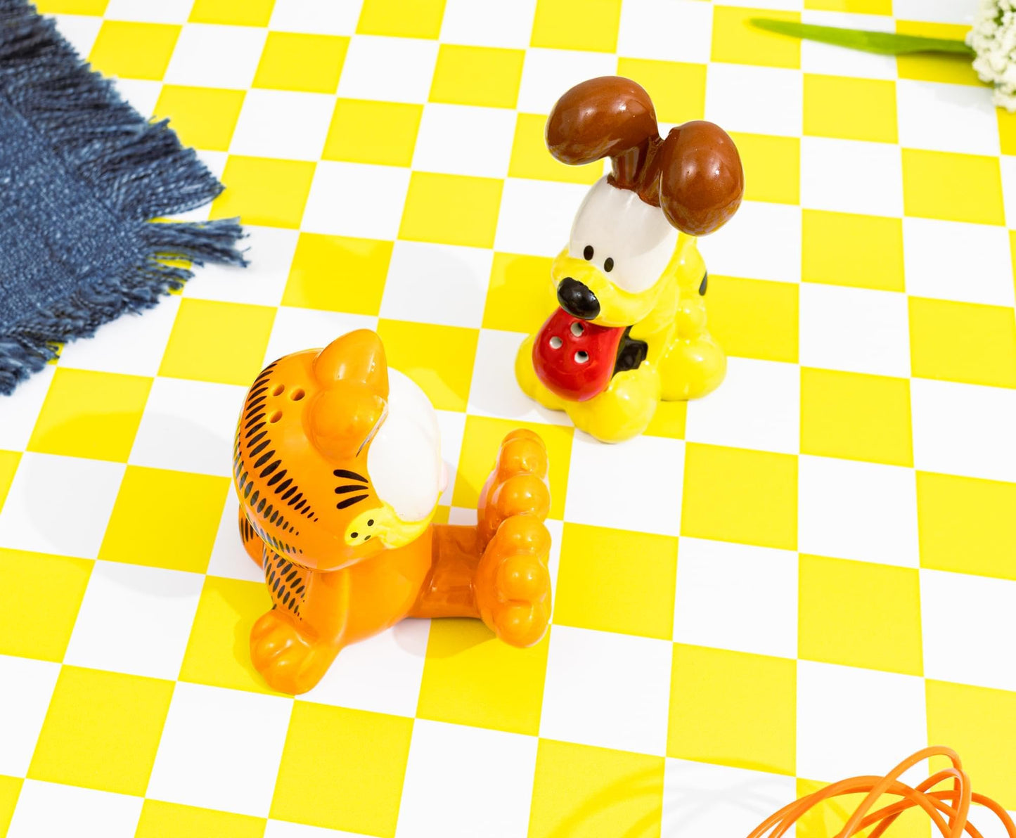 Silver Buffalo Garfield and Odie Ceramic Salt and Pepper Shaker