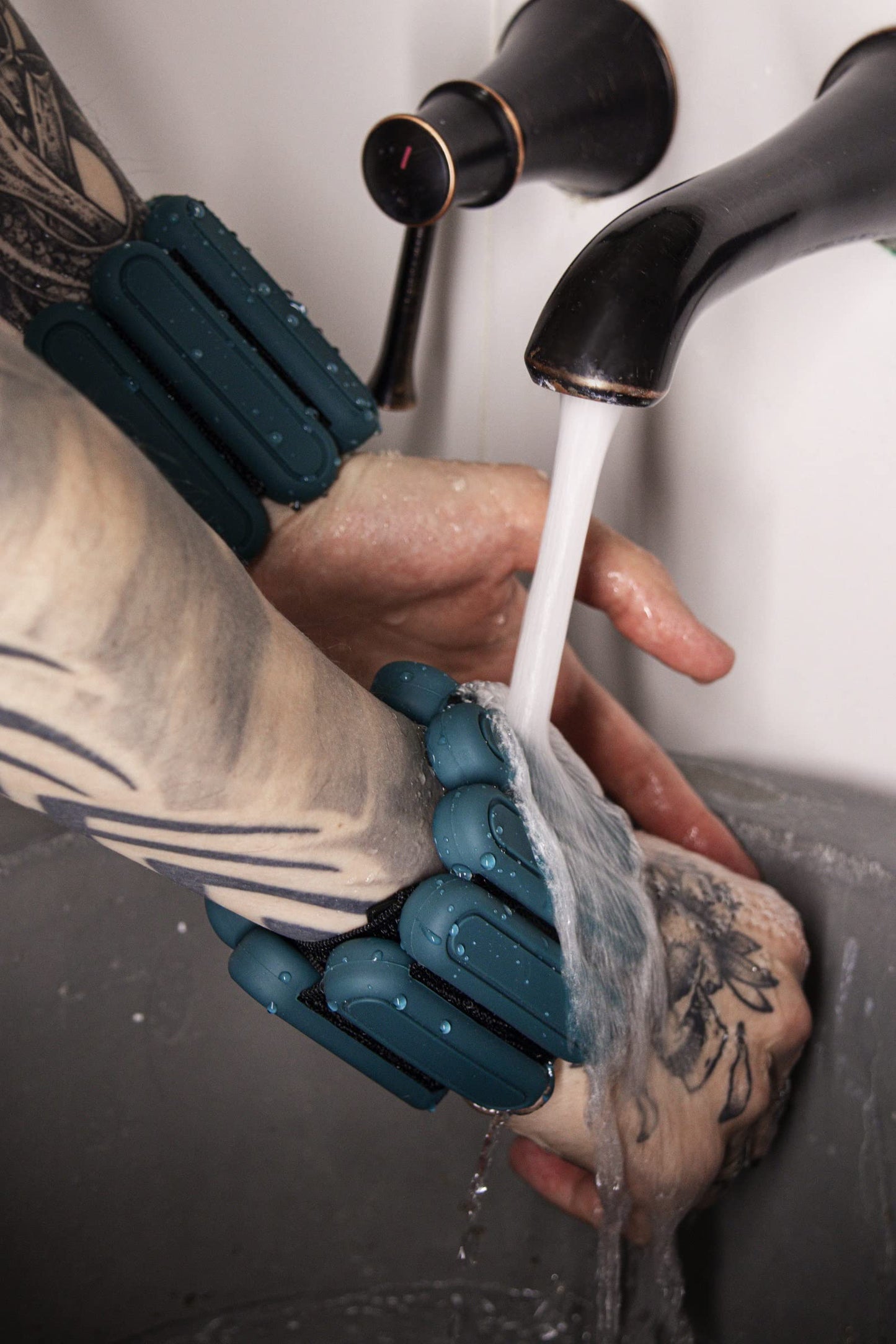 STONESAM Wrist & Ankle Weight-Set of 2 (1lb), Wearable Wrist Bracelets for Yoga, Dance, Barre, Pilates, Exercises, Cardio, Aerobics, Walking (Blackish green)