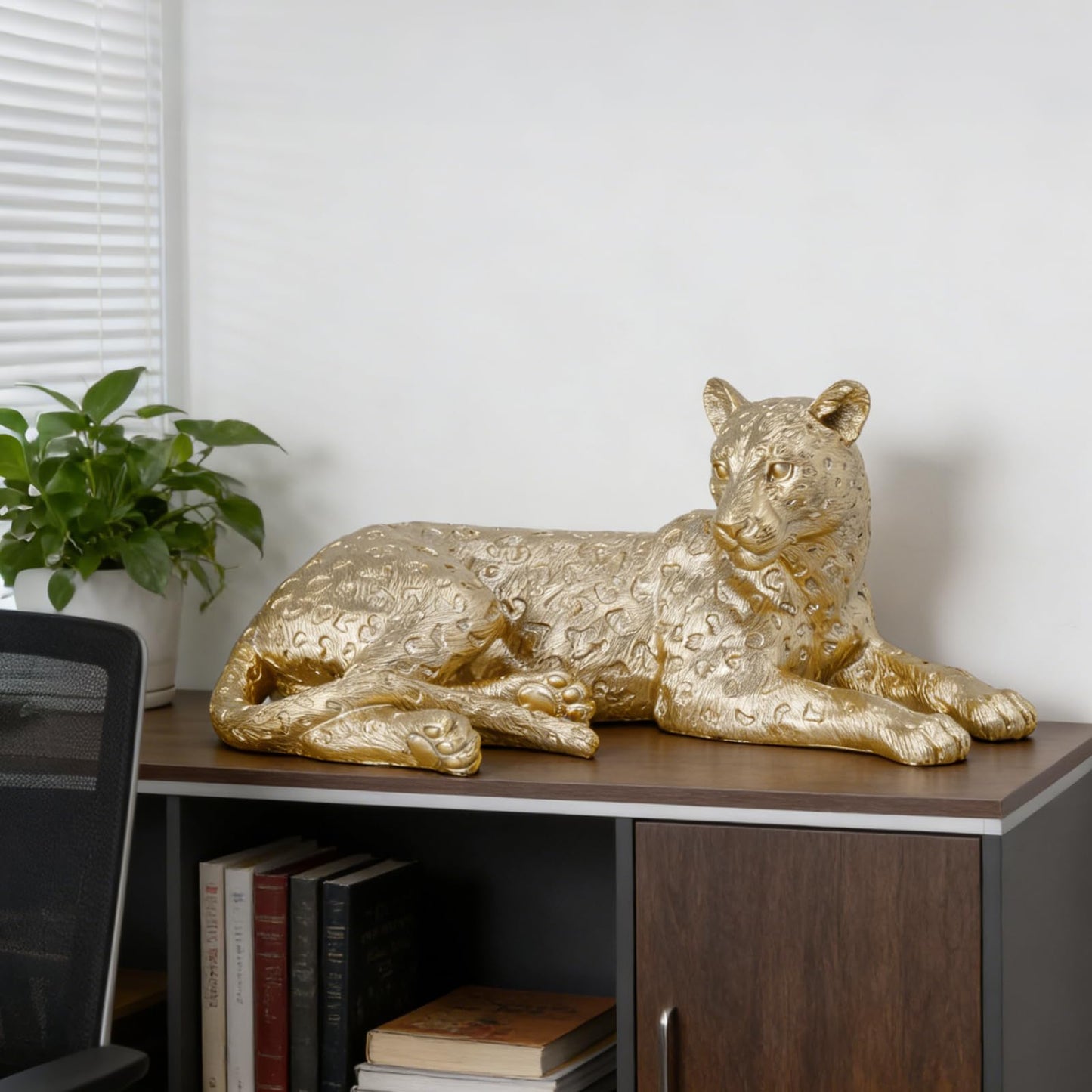 Guichifun Leopard Statue Home Decor Accents - Champagne Gold Cheetah Figurines for Shelf Bookshelf TV Stand Decor Bedroom Office Decorations Ideal Gift for Animal Lovers 12 x 6.8 x 5.2 Inch