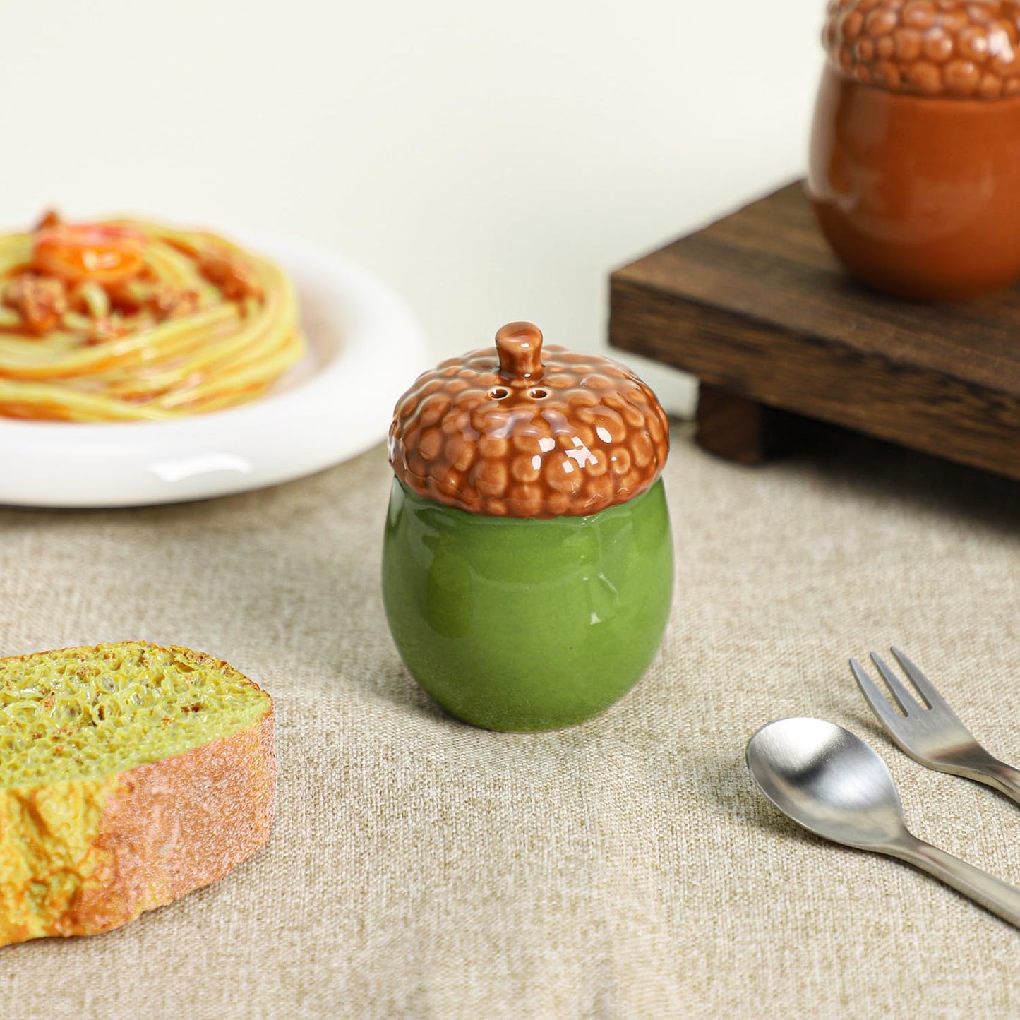 Gaolinci Acorn Salt and Pepper Shakers, Ceramic Salt and Pepper Shakers Set, Table Decoration