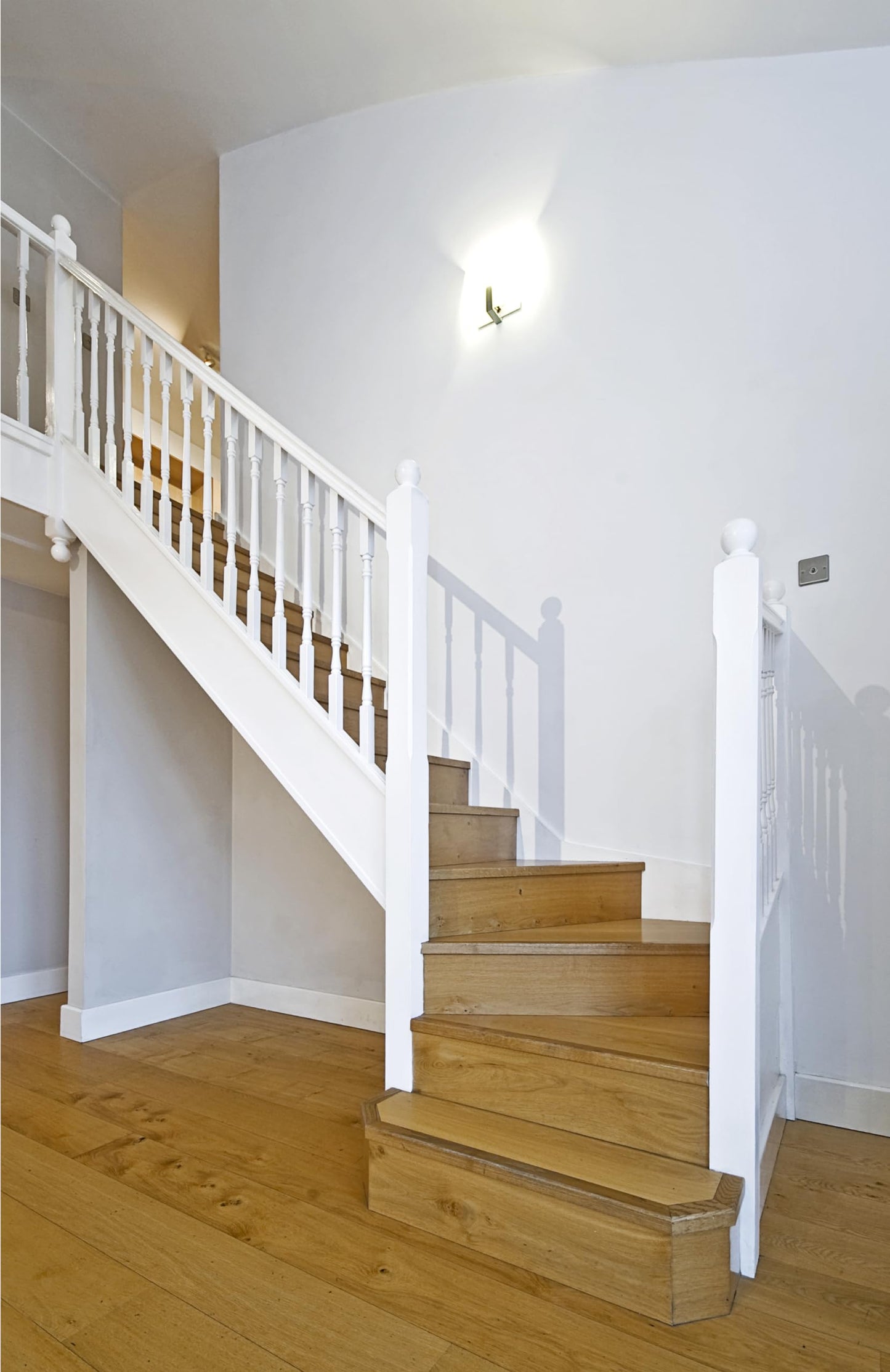 Johnstone's - Wood & Metal Paint - Satin Finish - Brilliant White - 1.25L - Water Based - Non Drip & Quick Drying - Radiator Paint - Low Odour - Dry in 1-2 Hours - 8m2 Coverage per Litre