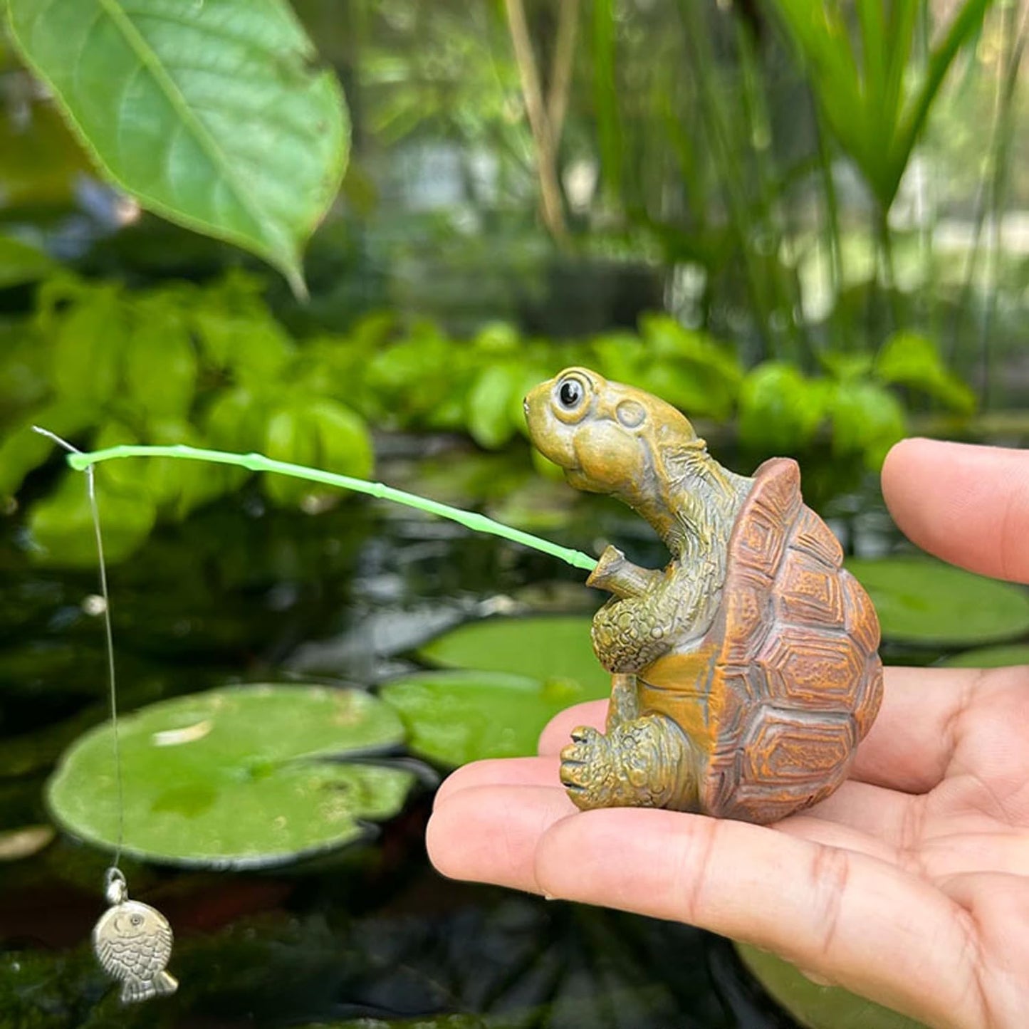 SXSZZXL Fishing Turtle Figurine 2.4 Inch Cute Tortoise Resin Sculpture Handmade Crafts Tabletop Decor for Outdoor Patio Pool Decoration (Green)