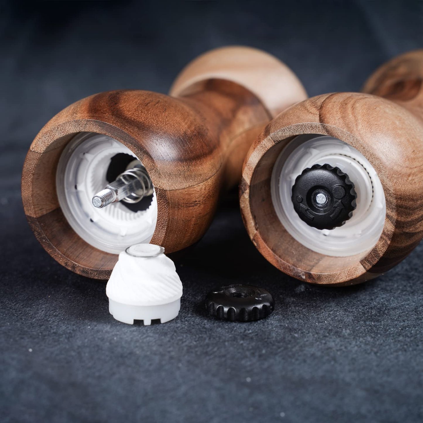 DeroTeno Salt and Pepper Grinder Set with Mill Tray, Set of 2 Salt and Pepper Mill with Ceramic Grinder Acacia Wood, Height 13 cm / 5 inch, Dia 6 cm
