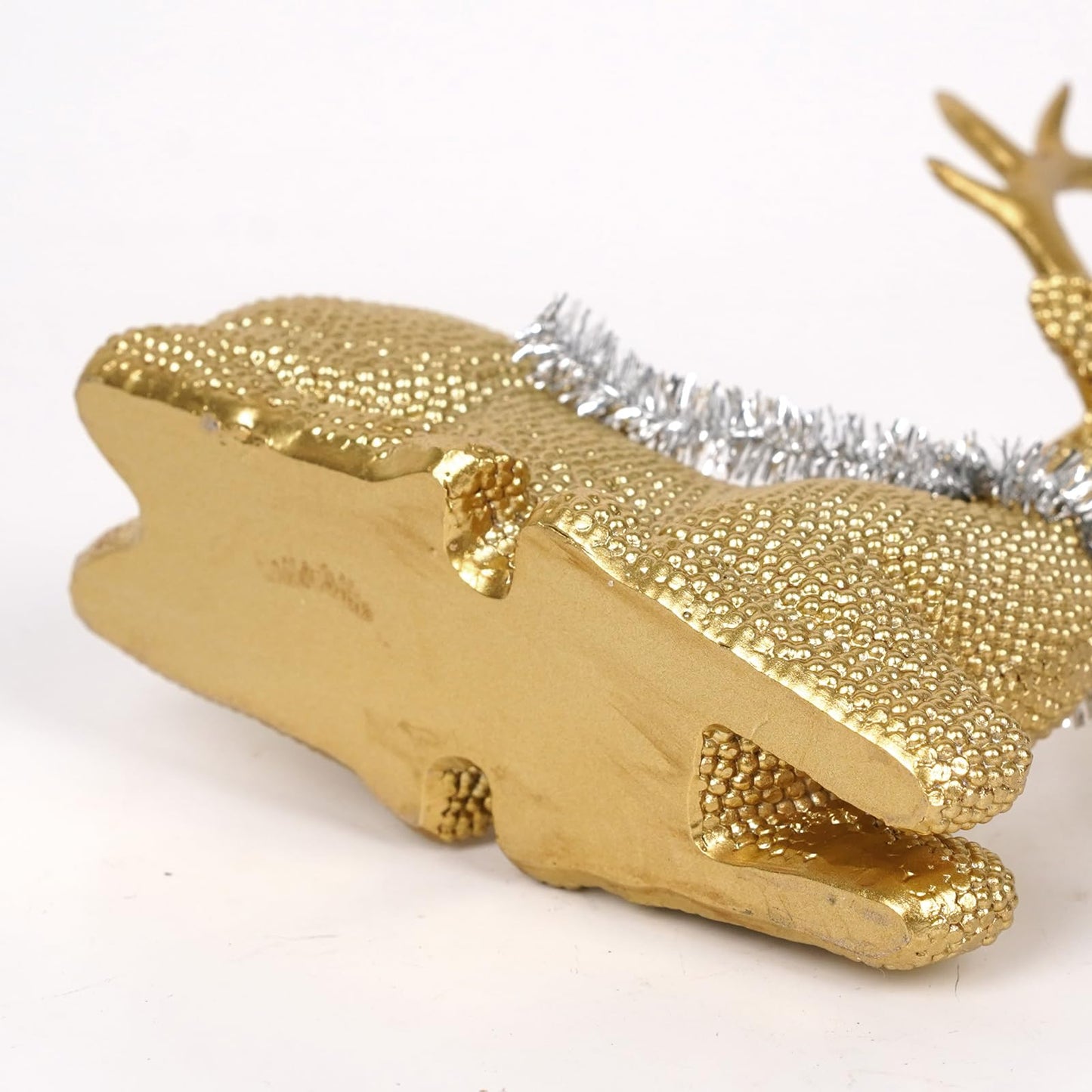 MENGYOULUN Rustic Natural Woven Seagrass Reindeer Figurines Christmas Holiday Decorations with Pine Berry Wreath Set of 2 Standing and Sitting Deer (Gold, 8.7 * 4 * 4.92inch)