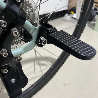 Tailcle Folding Bike Foot Pegs, 1 Pair Foldable Bicycle Rear Pedals Durable Aluminum Alloy Non-Slip Passenger Foot Pegs for Mountain City E-Bikes Folding Bikes (Black)