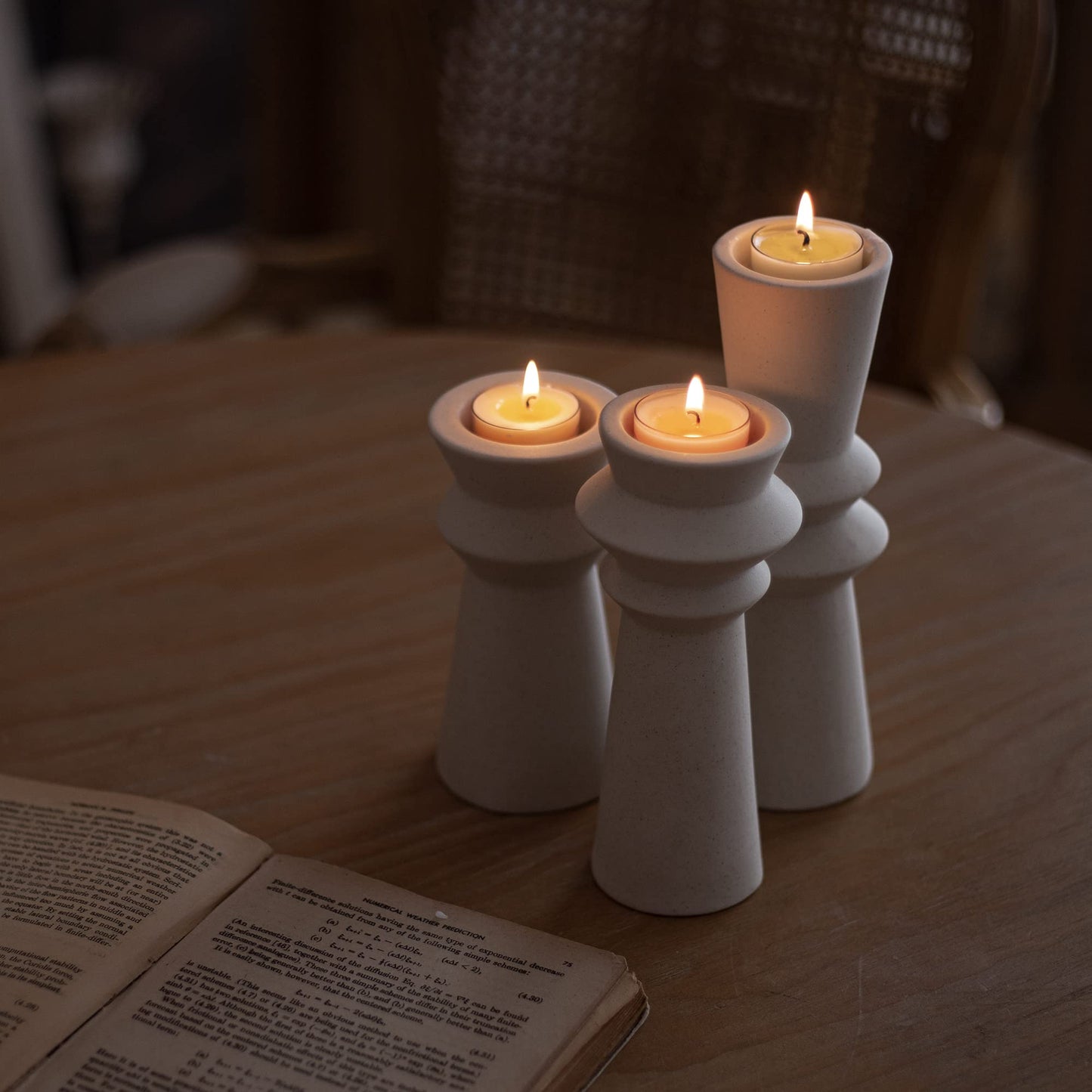 VICBOND Set of 3 Ceramic Candle Holders,Minimalist Style, Candle Burning Display Holder,for for Home Decorations, Wedding Parties, Festival Celebrations.