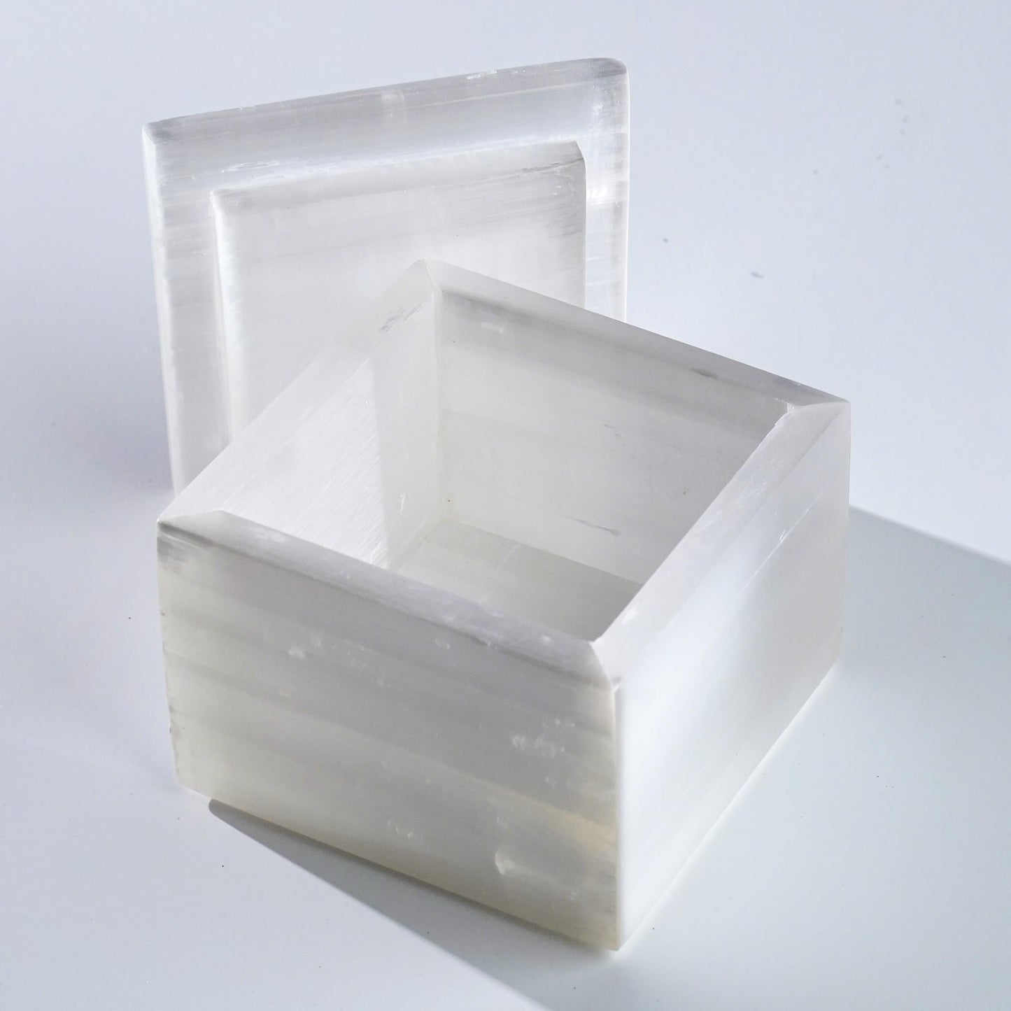 Natural Selenite Crystal Box, 4-Inch Stone Holder with Lid, Artisan-Crafted Geode Bowl for Energy Cleansing, Jewelry Storage, Meditation