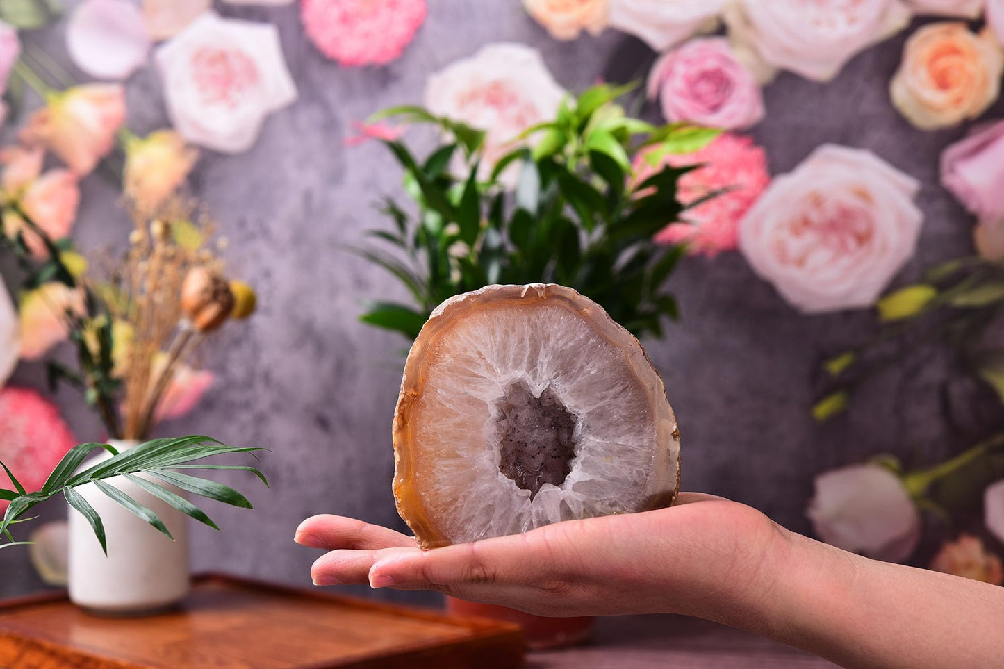 AMOYSTONE Natural Agate Geode Home Decor - Small Agate Crystal Stone - Unique Ornament for Bedroom Desk (Brown 1-1.5 Lbs)