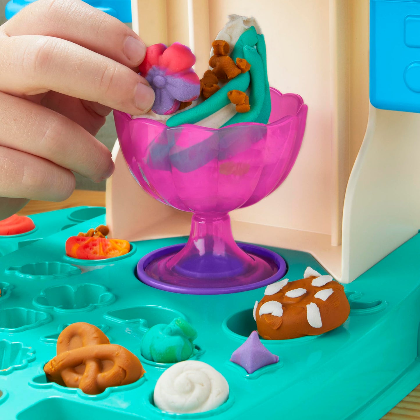 Play-Doh Rainbow Swirl Ice Cream Playset for Toddlers, Non-Toxic Modelling Compound Set, Crafts for Kids, Creative Toys for 3+ Year Olds