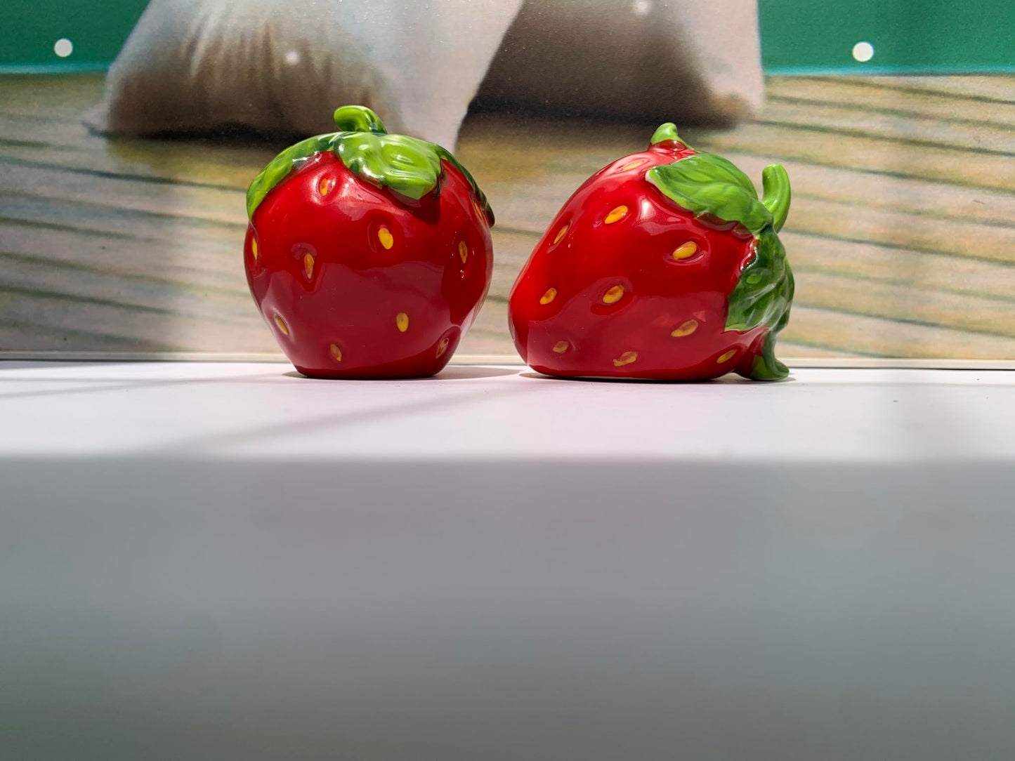 Strawberry Salt and Pepper Shakers, 2-Piece Ceramic Spice Jars, Cute Kitchen Decor, Novelty Gift for Christmas, Housewarming
