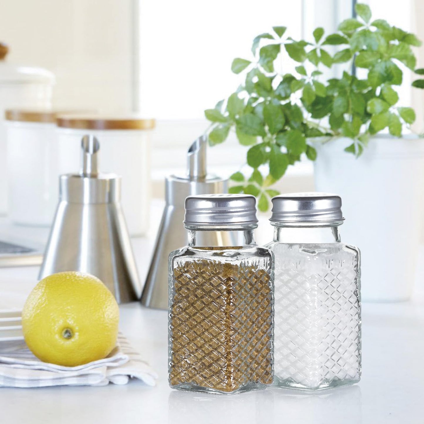 Wongblee 2 Pack Glass Salt and Pepper Shakers Set, Vintage Spice Shakers for Dining Room Table, Kitchen, Restaurant (Grid Pattern)