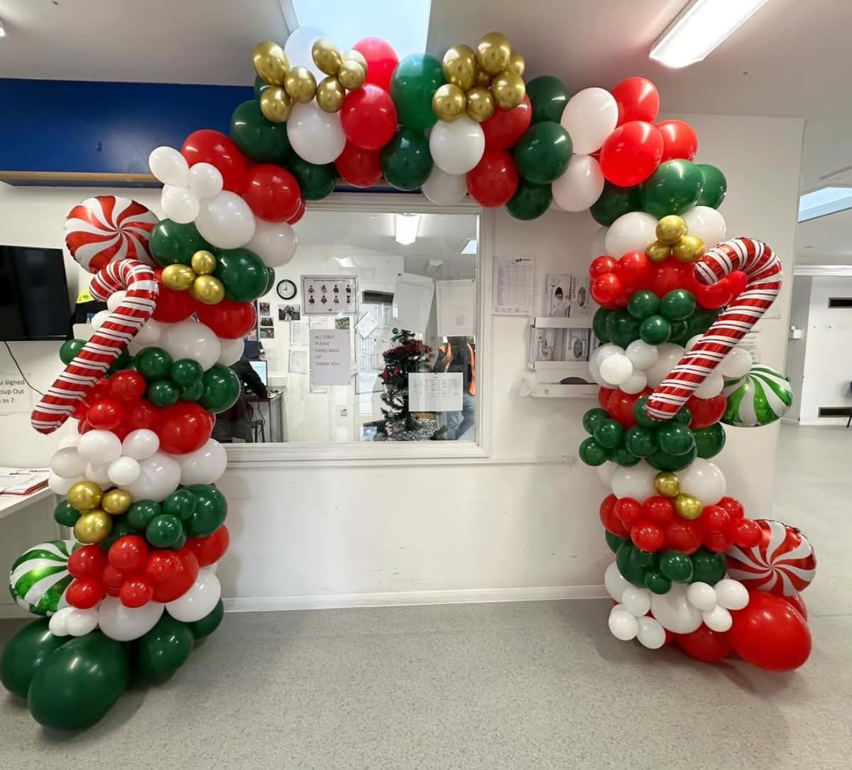 Lukiituke Christmas Balloon Garland Arch Kit, 134Pcs Red and Green Balloons, 4 Sizes Red Green Gold White Balloons for Christmas Theme Birthday Party Backdrops Decorations