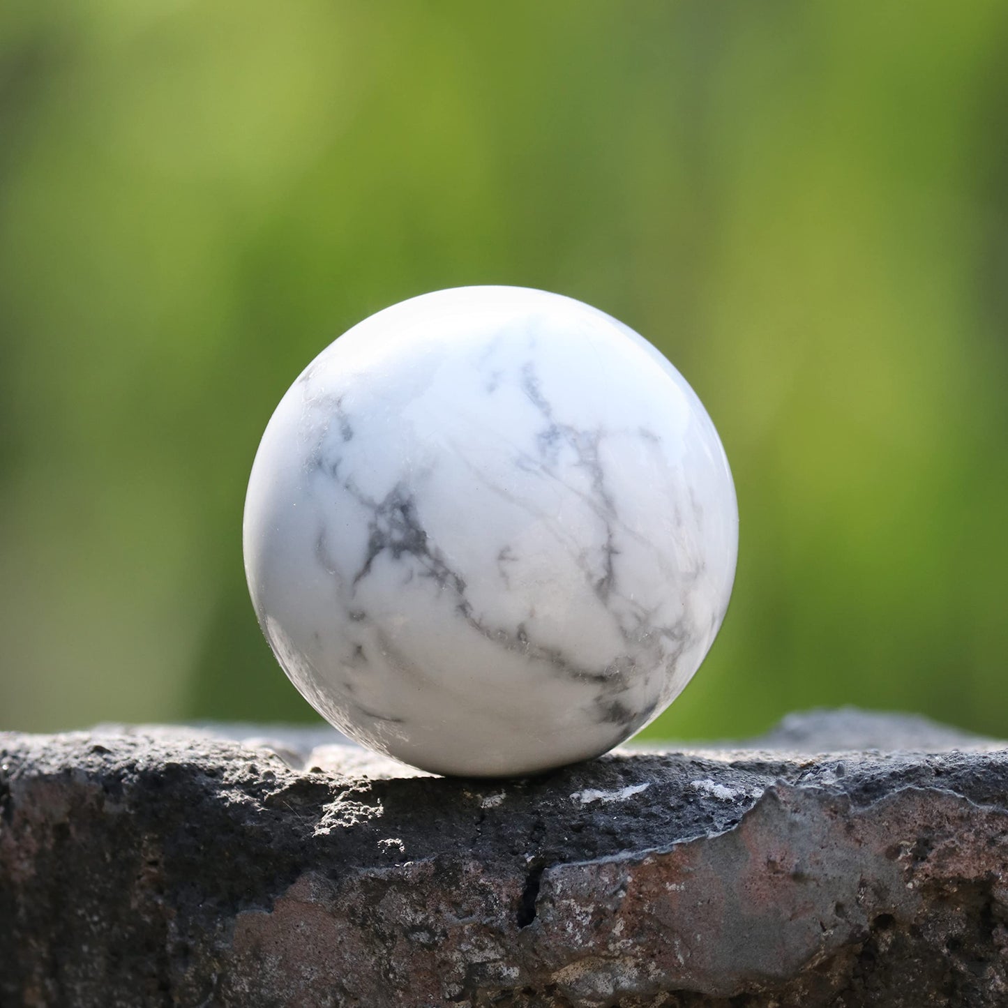 Crocon 45mm Howlite Stone Sphere Ball with Metal Stand 1400+ Carats Gemstone Ball Healing Sphere Sculpture Figurine for Fengshui Divination Home Decoration Photography Crystal Sphere