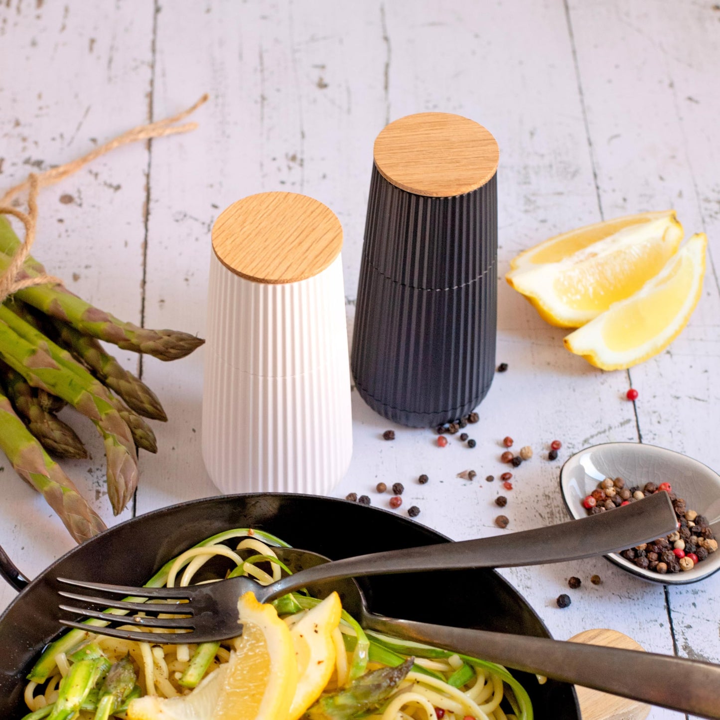 AdHoc Pepper and Salt Mill Set Scape, Black & White, CeraCut Ceramic Grinder, Plastic/Oak Wood, D: 5,8 cm, H: 12,3 cm