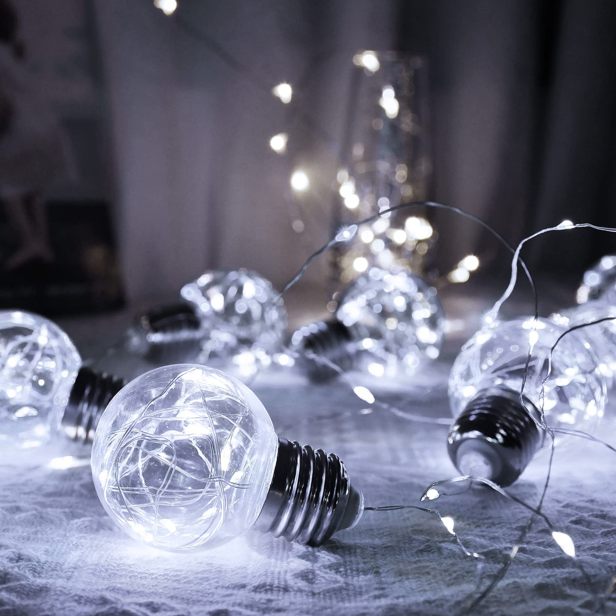 YOLIGHT Wishing Ball Curtain Lights 200 LED Window Curtain String Lights with Remote, USB Battery Powered Twinkle Globe Fairy Lights for Wedding Party Bedroom Halloween Christmas Decoration (White)