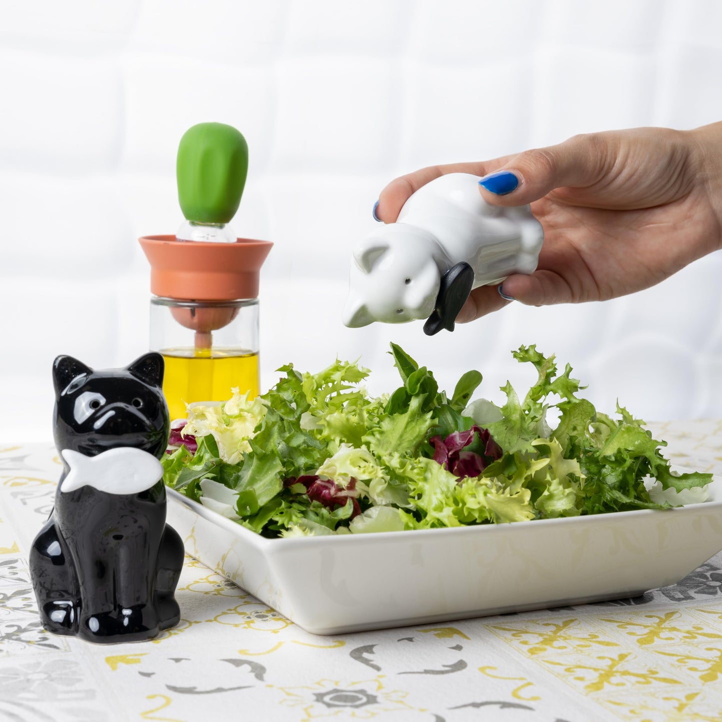 Fisura - Original salt and pepper shaker "cat". Salt and pepper set for the table in the shape of a cat. Set of ceramic salt and pepper shakers. 2 pieces. 1,97 x 3,54