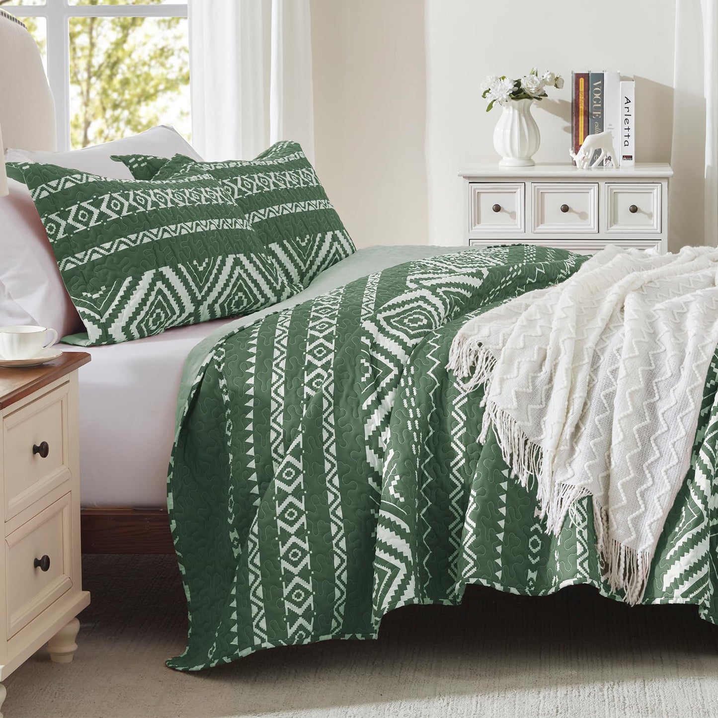 LEAONME 3 Pieces Full Queen Size Olive Green Quilt Set with Checkered Pattern Lightweight Oversized Bedspread 90''x98'' Soft Coverlet Warm Bed Cover for All Seasons (1 Quilt, 2 Pillow Shams)