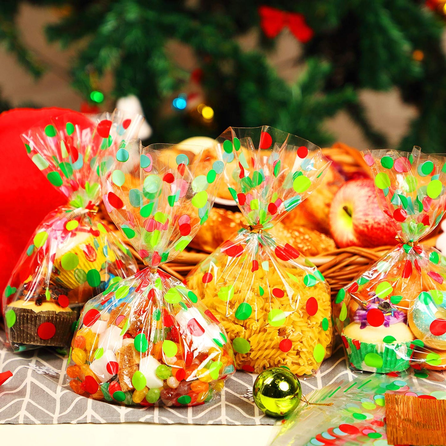 HESTYA 50 Counts 5 x 11 Inches Christmas Flat Clear Cellophane Treat Bags Block Bottom Patterned Storage Sweet Bags Twist Ties for Xmas Party Favor(Green, Red Wave Point)