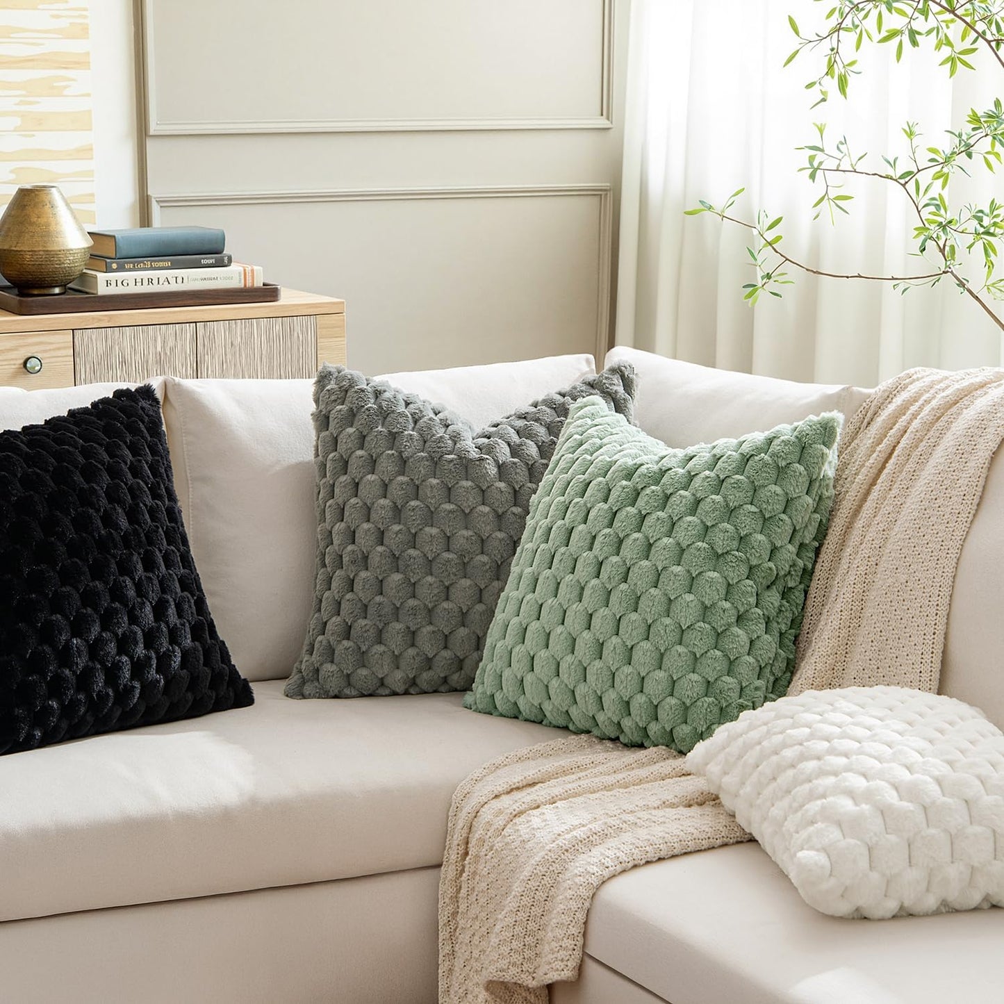 MIULEE White Faux Fur Decorative Throw Pillow Covers 20x20 Inch Set of 2 Super Soft Cozy Plush Cushion Cases Luxury Fluffy Pillowcases for Sofa Couch Bed Living Room