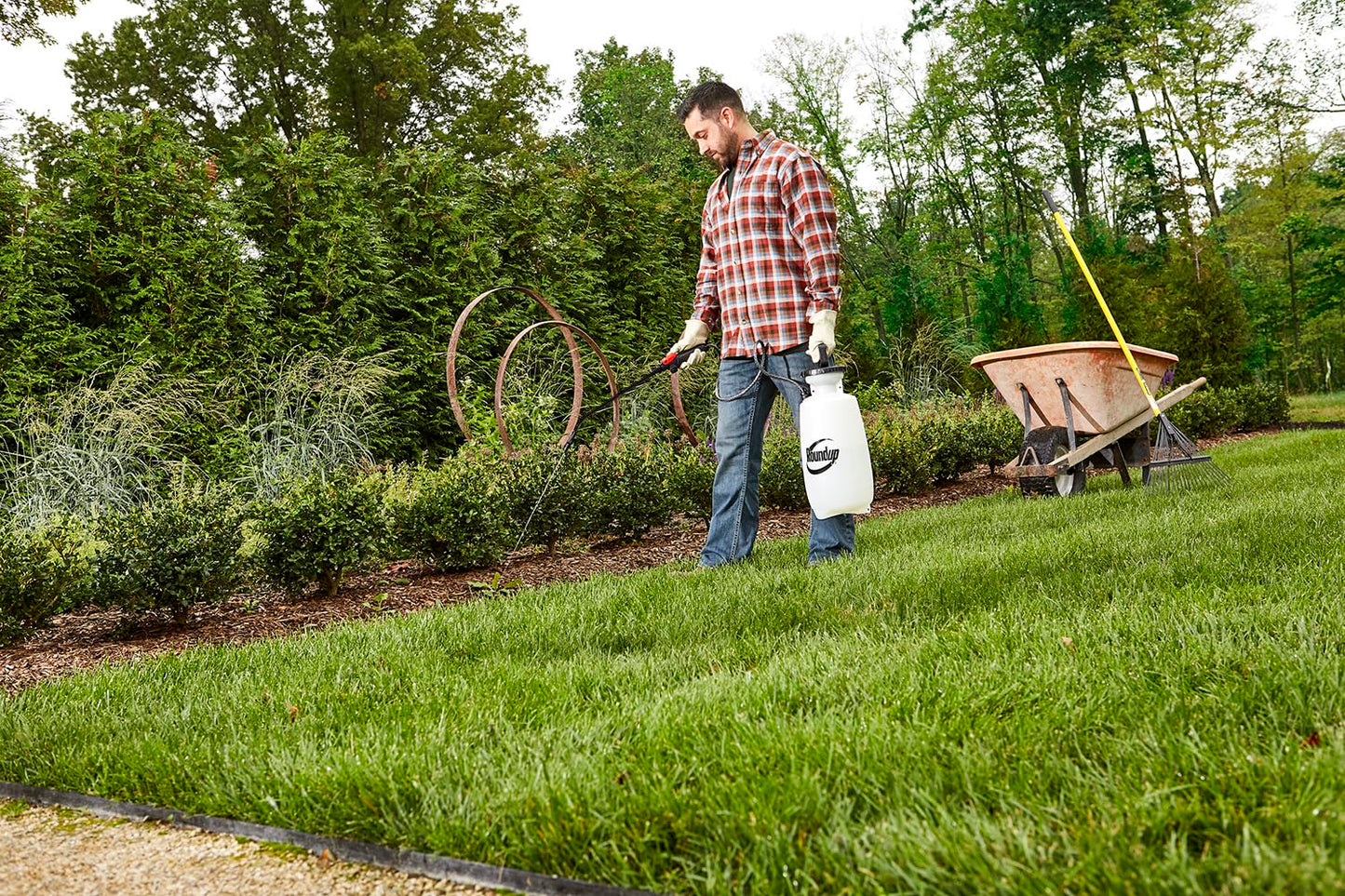 Roundup 190260 2-Gallon Lawn and Garden Sprayer for Controlling Insects and Weeds or Cleaning Decks and Siding