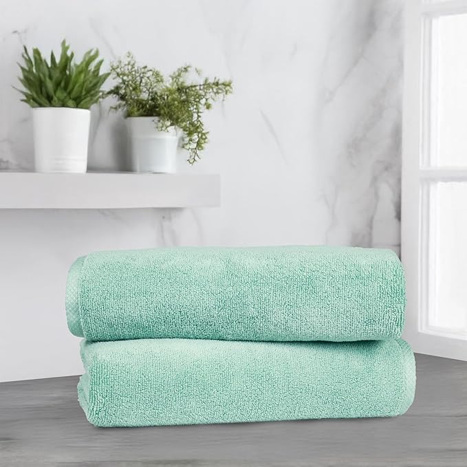 Amazon Basics 2-Pack Quick-Dry Lightweight Moisture Absorbing Bath Towel