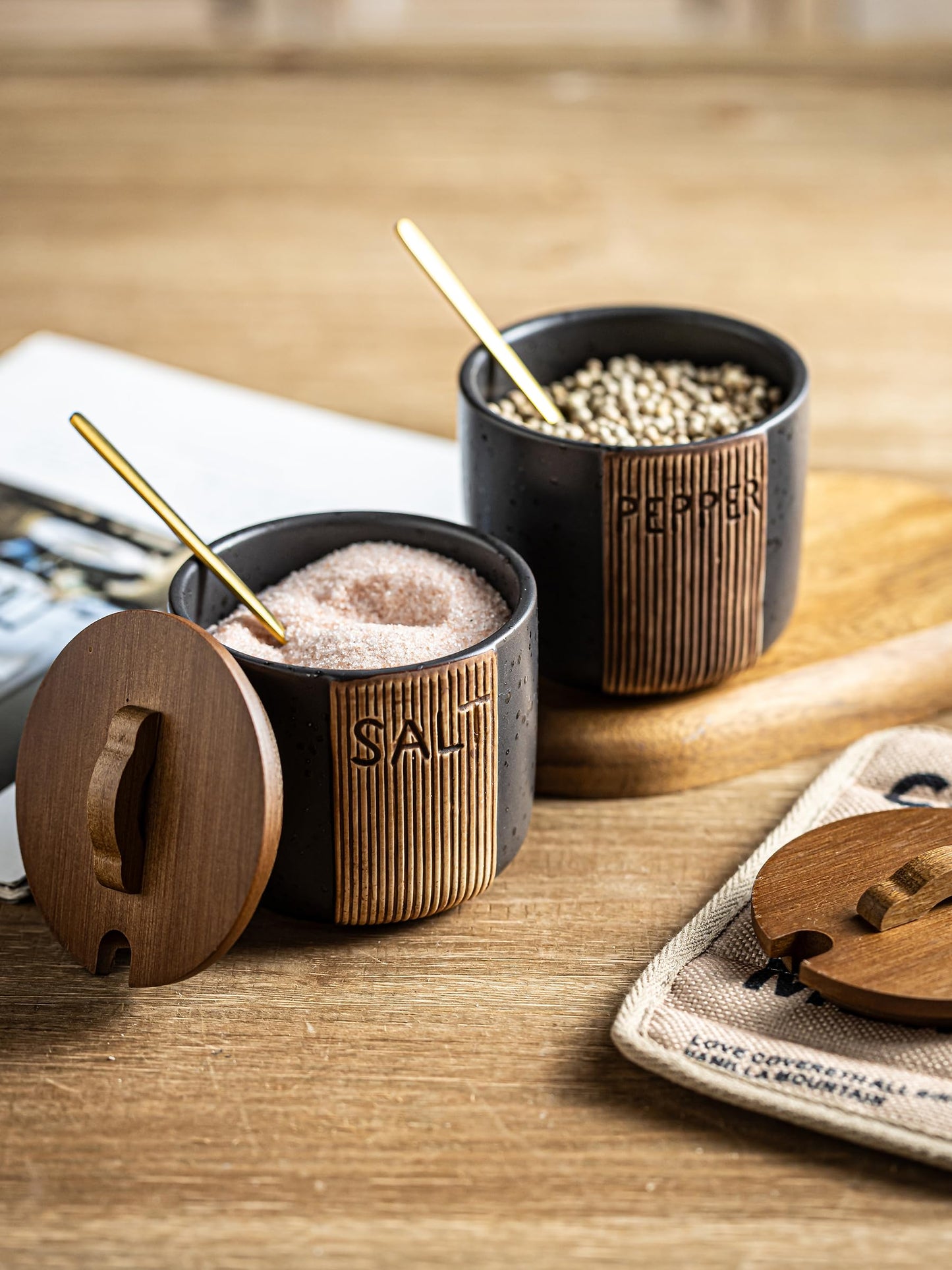 YHOJOY Salt and Pepper Bowl, Ceramic Salt Containers for Countertop, Salt and Pepper Cellar with Lid and Spoons