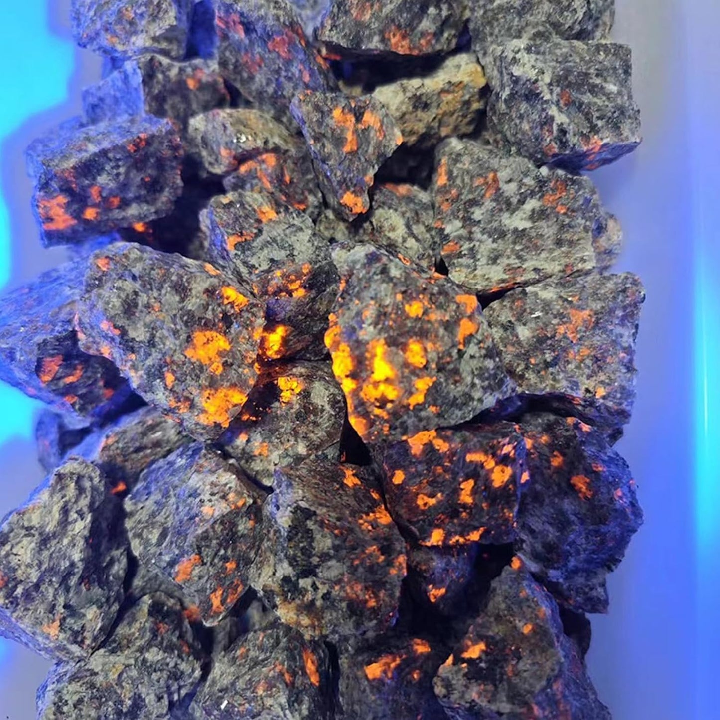 AZKRWFLM Yooperlite Rocks, 300g/0.67 lb UV Reactive Fluorescent Minerals, Natural Raw Rough Stones, Glows Under 365nm UV Light, Unpolished Rocks for Rock Tumbler, Tumbling & Fountain Decor