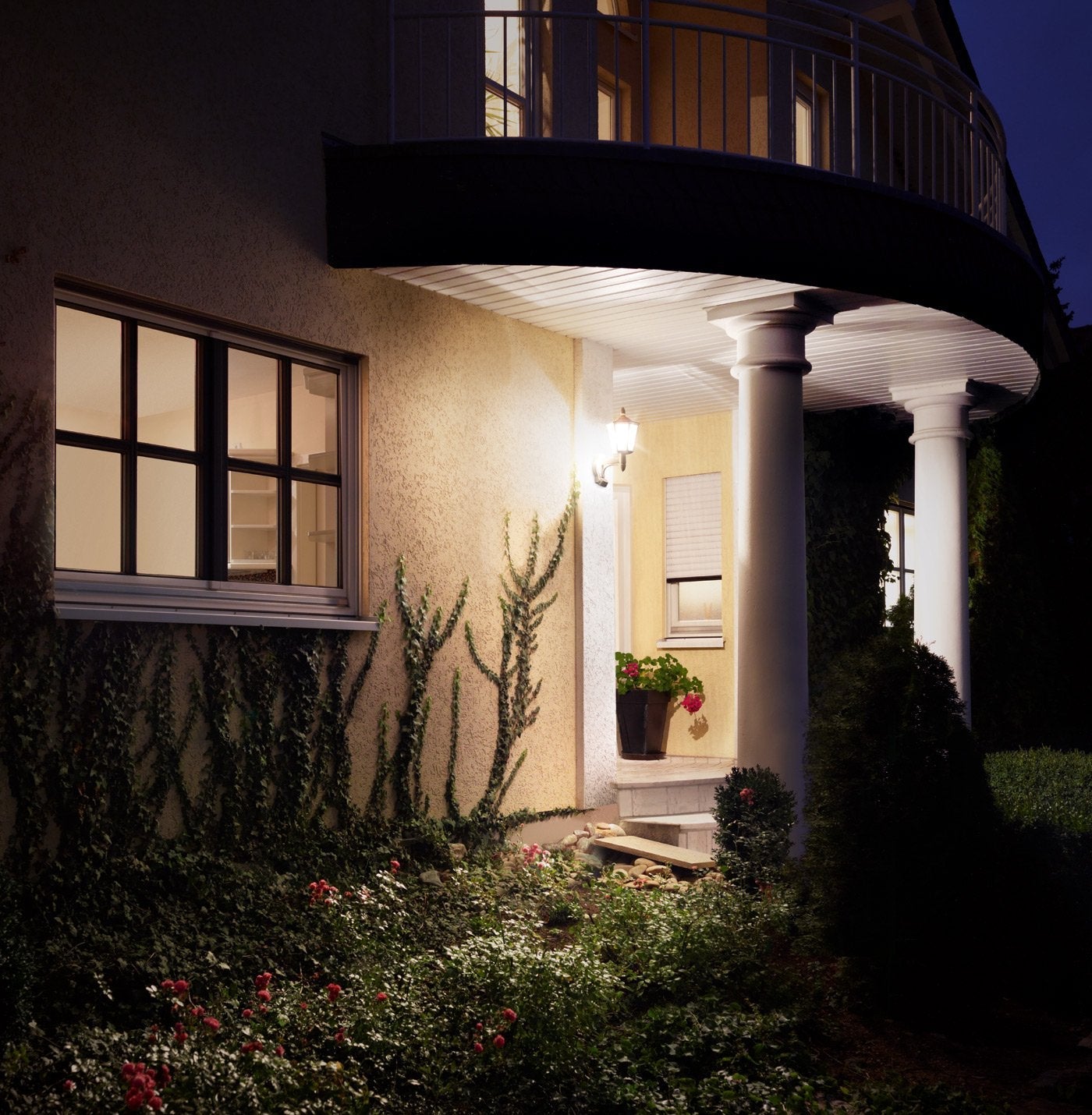 Steinel Outdoor Wall Light L 15 S white- 180° Motion Sensor, 10 m Reach,max. 60 W, Classic Design, for Entrance and Fronts