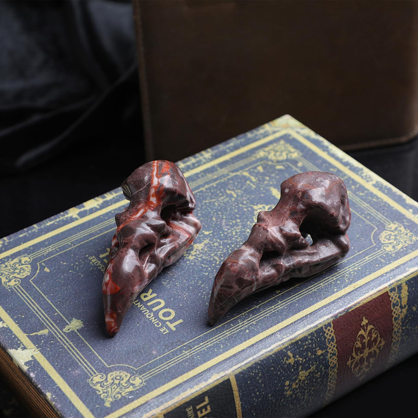 TUMBEELLUWA 3.15 Inch Carved Crystal Raven Head Skull Statue Natural Bloodstone Small Animal Figurines Gothic Desk Decor for Home Office
