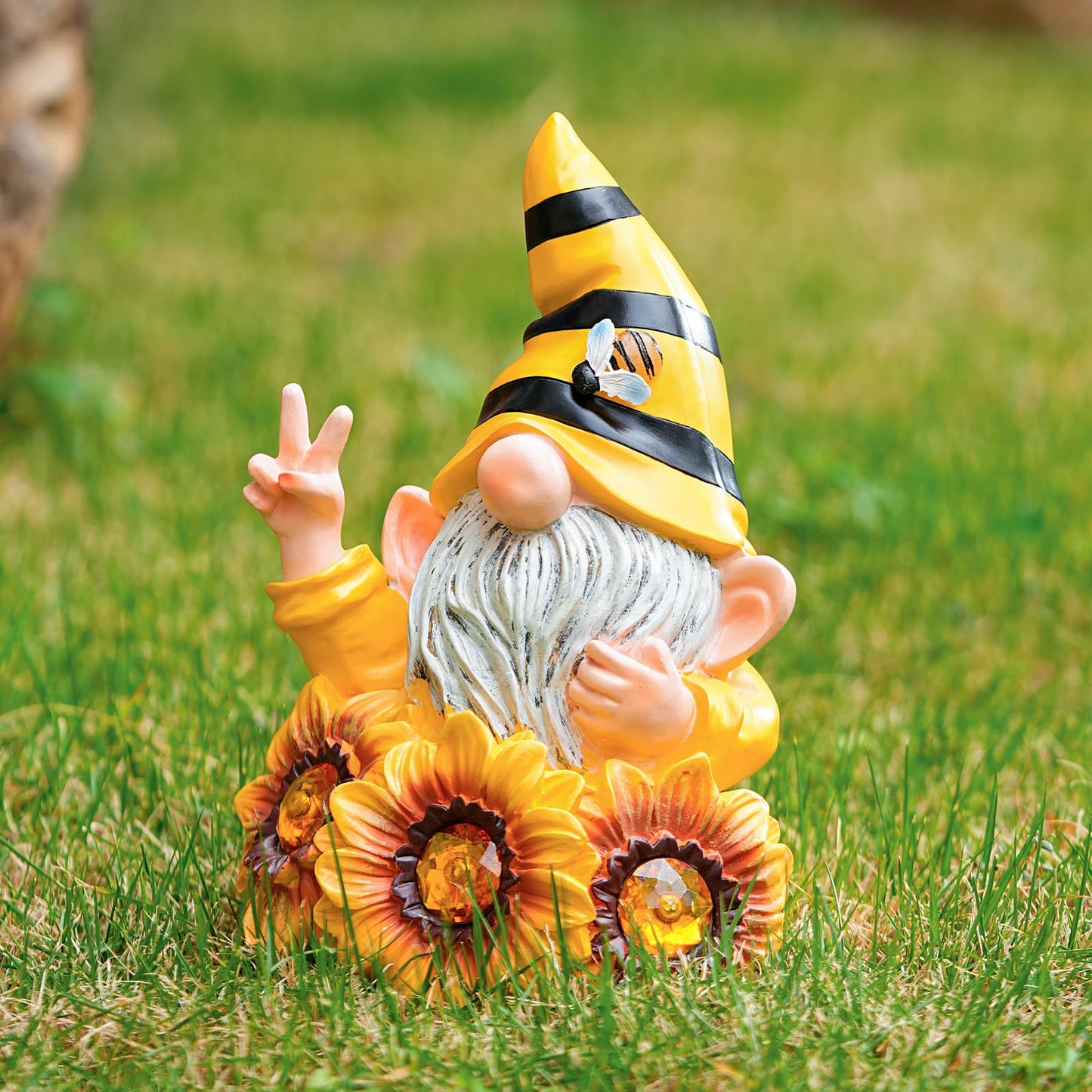 Joint Honglin Solar Garden Gnome Statue with Crystal Sunflower Lights - Outdoor Bee Gnome Figurine with Glowing Bee, Waterproof Resin Yard Art Decor for Patio, Lawn, Porch, Summer Gardening Gift