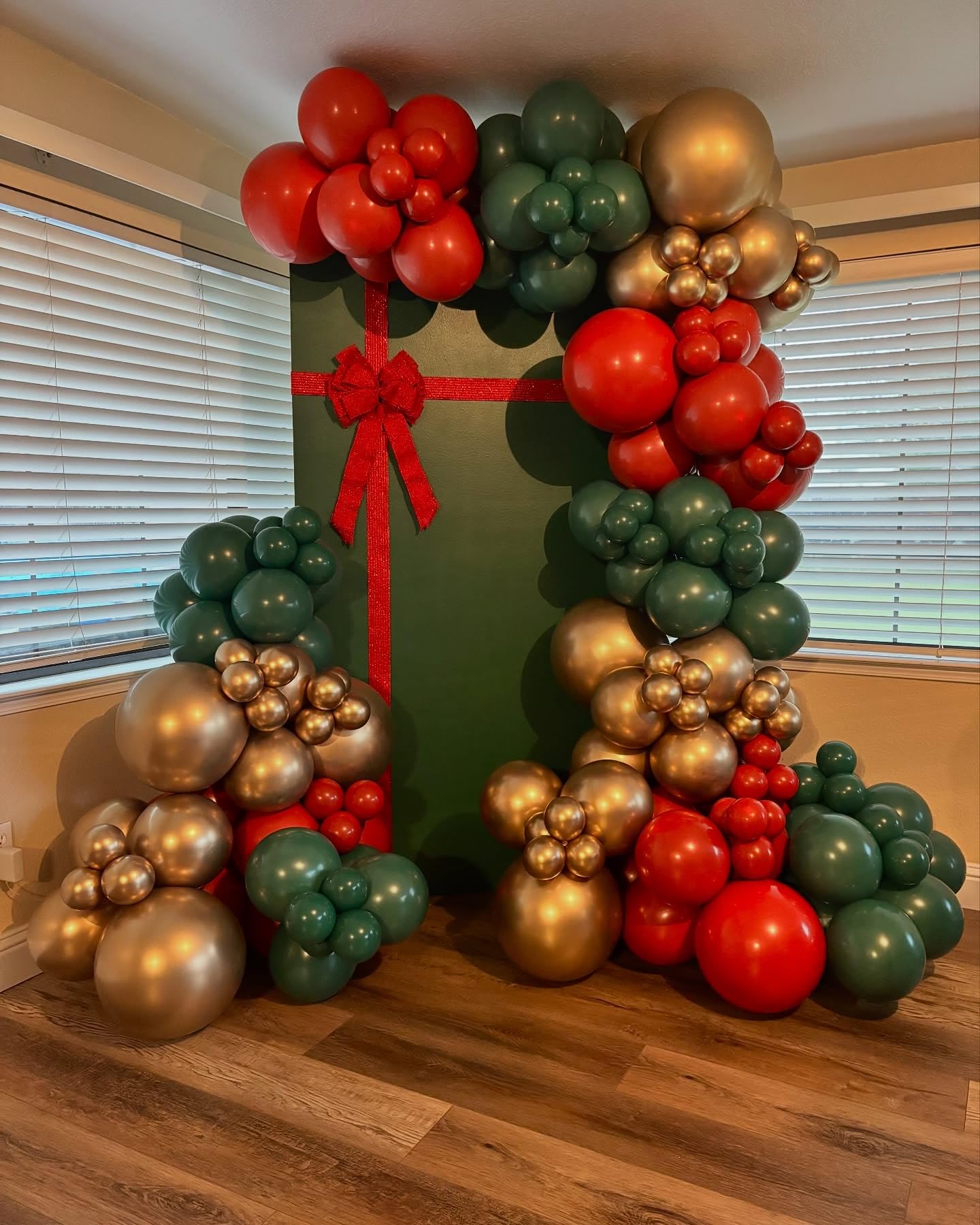 Christmas Latex Balloons, 50pcs 12 Inches Red Green Gold Balloons with 1 Ribbon for Christmas, Birthday Party Decorations