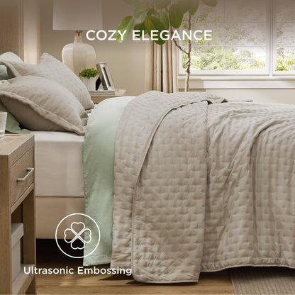 Bedsure King Quilt - Linen Bedspread King Size & Lightweight Comforter, Modern Farmhouse Coverlet with Clover Pattern, Ultra Soft All-Season Bedding, 106 x 96 Inches