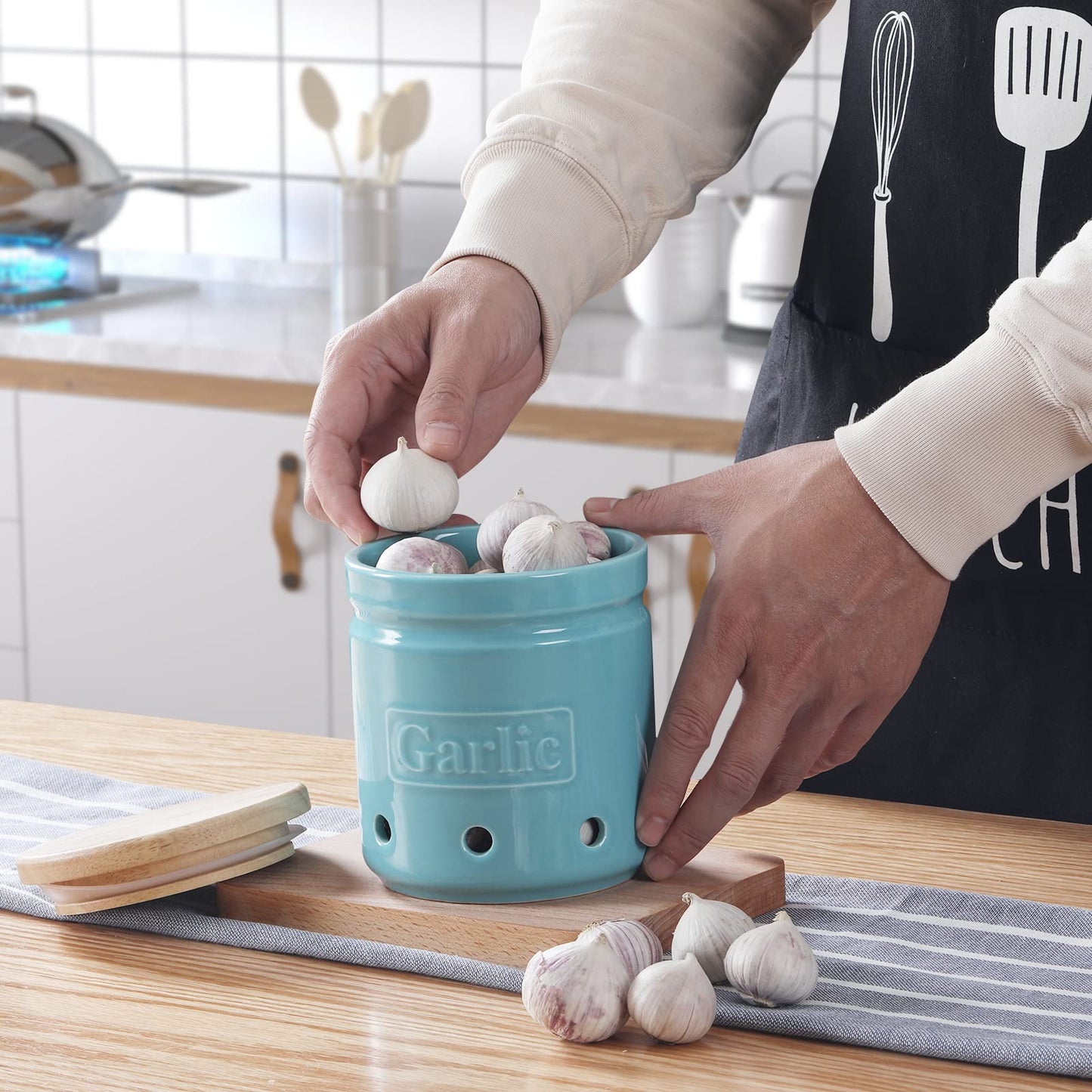 ONTUBE Garlic Keeper with Wooden Lid, 4.5-Inch Ceramic Garlic Holder 24oz (Turquoise)