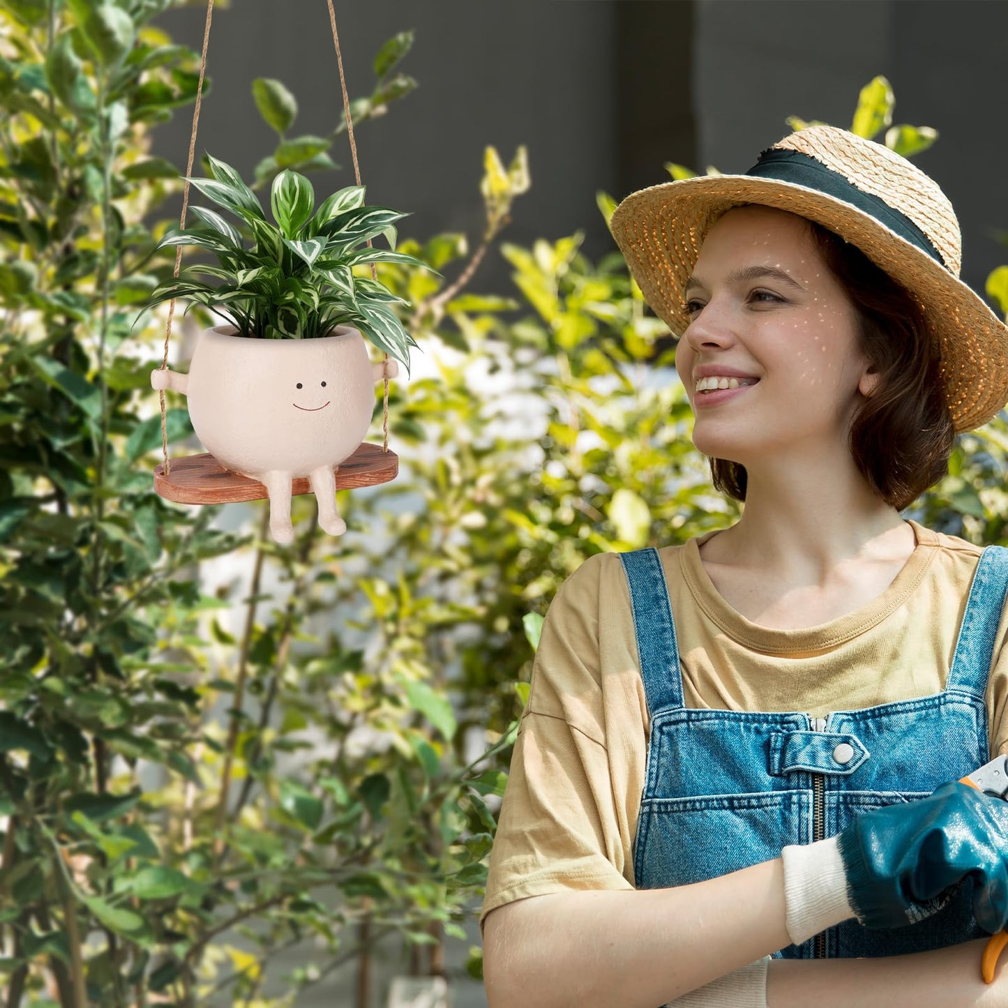CONNOVA Smiley Face Flower Pot, Swinging Smiley Face Hanging Planter, Cute Swinging Planter, Hanging Planter with Unique Design, Suitable for Indoor and Outdoor Decoration