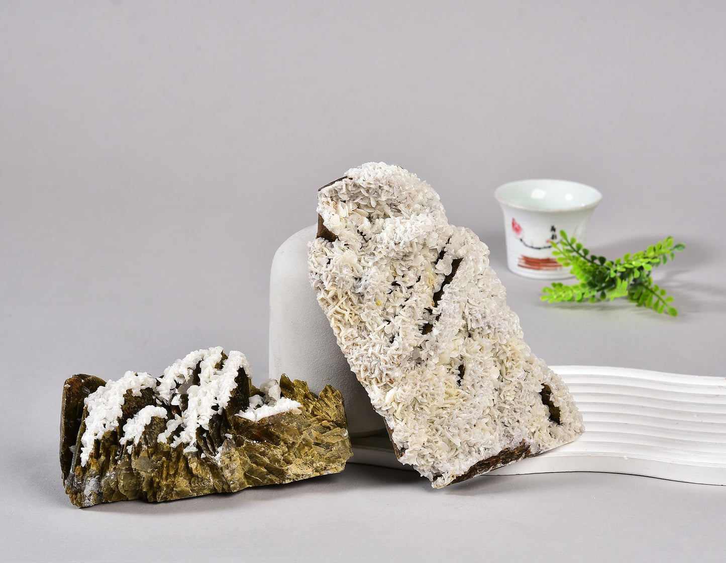 AMOYSTONE Indoor Decorative Stone Ornaments Siderite Large Quartz Ore Specimen Healing Calming Effects for Crystal Healer Lover (Grey-White 1.3-1.7 Pounds with Rack)