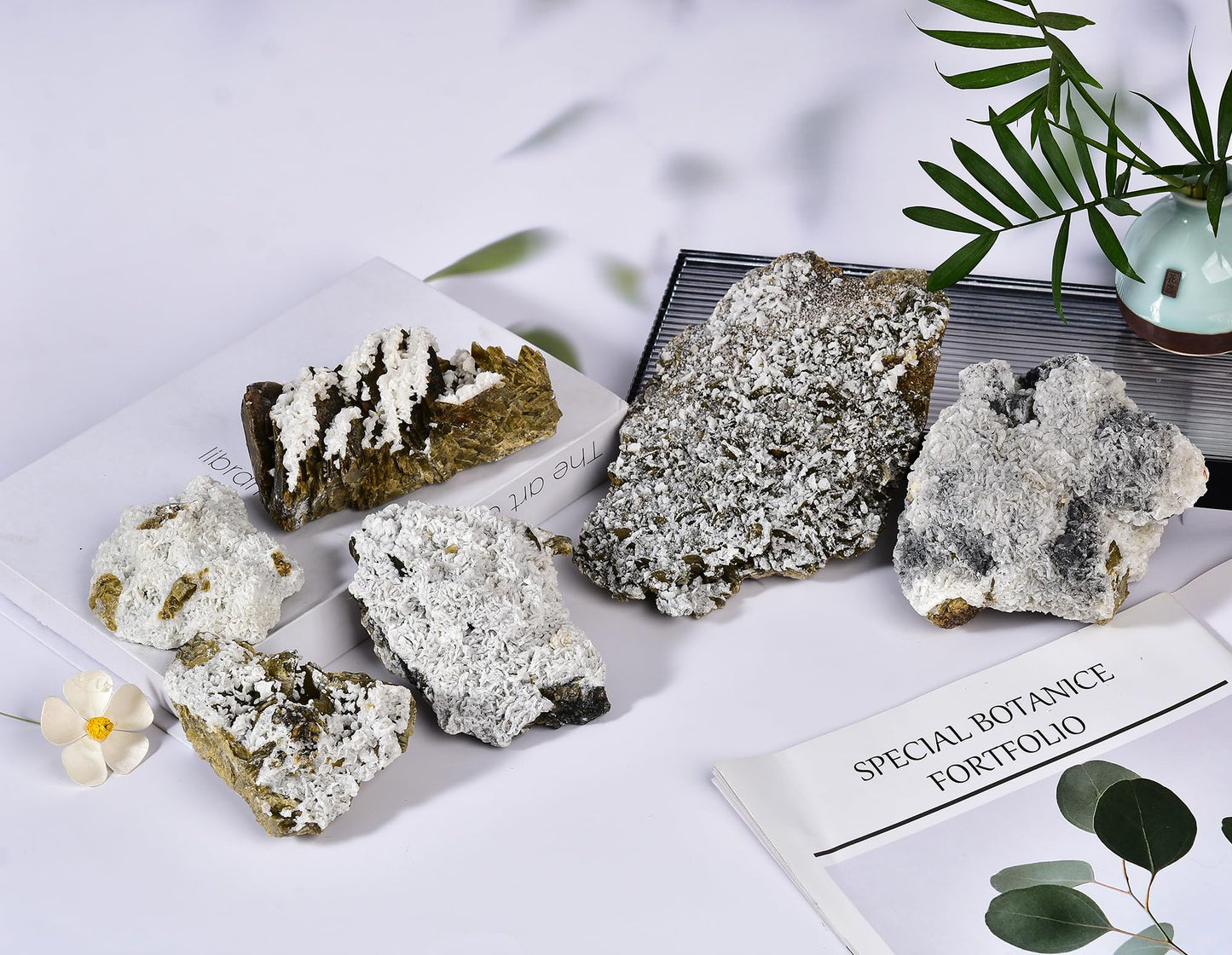 AMOYSTONE Indoor Decorative Stone Ornaments Siderite Large Quartz Ore Specimen Healing Calming Effects for Crystal Healer Lover (Grey-White 1.3-1.7 Pounds with Rack)