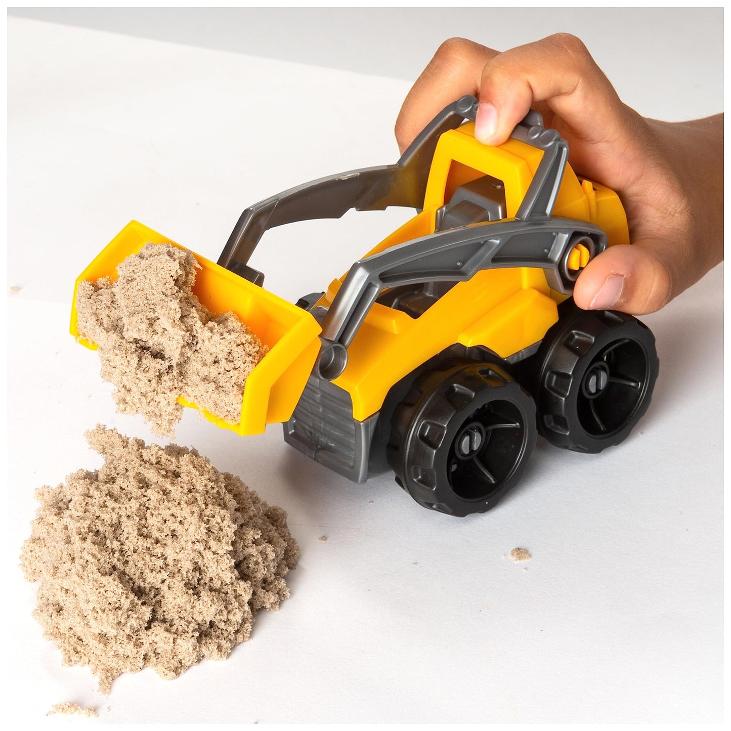 Kinetic Sand, Dig & Demolish Truck Playset with 453 g of Kinetic Sand, for Kids Aged 3 and Up