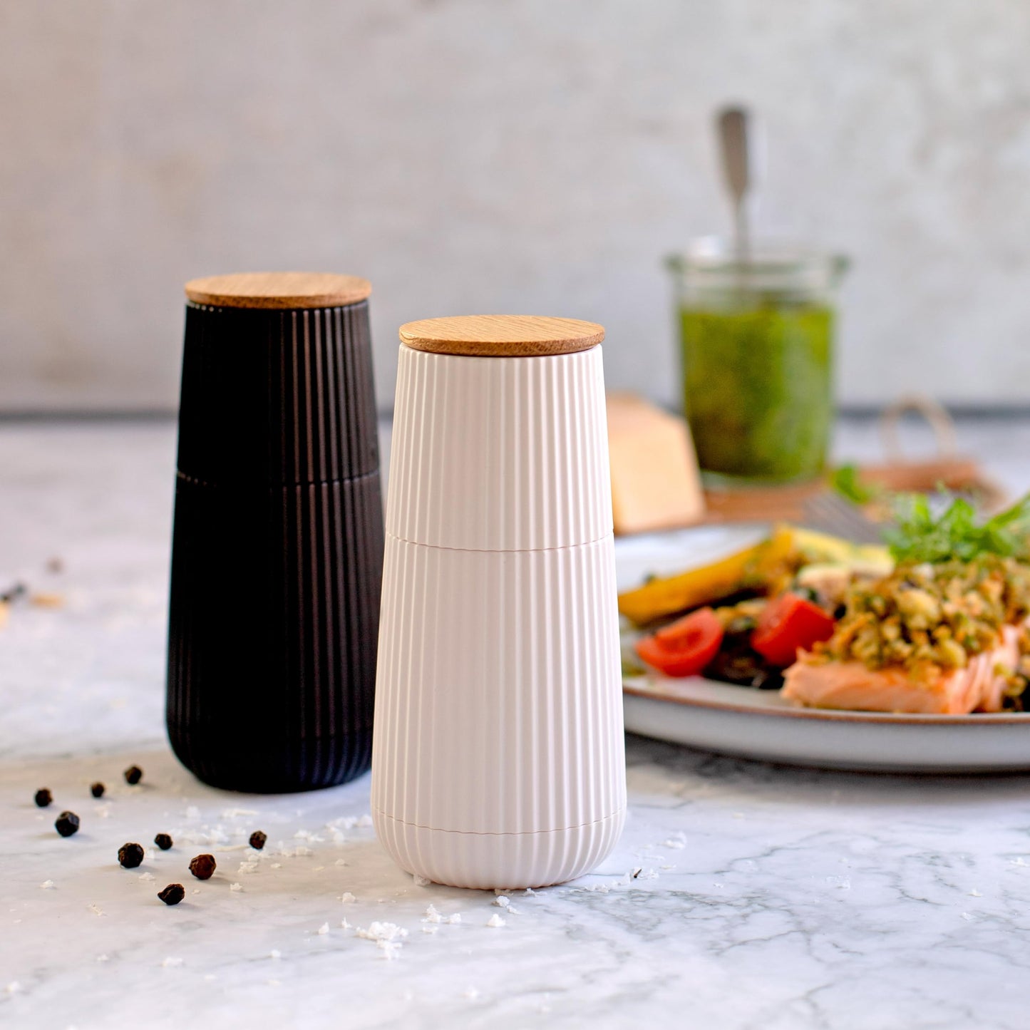 AdHoc Pepper and Salt Mill Set Scape, Black & White, CeraCut Ceramic Grinder, Plastic/Oak Wood, D: 5,8 cm, H: 12,3 cm